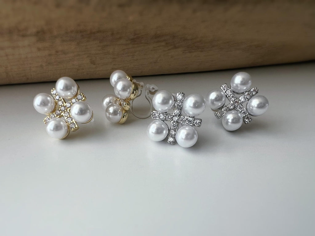 Boucles d'oreilles clips élégantes en perles et strass or/ argent. Un design raffiné en forme de fleur pour une touche chic et sophistiquée.