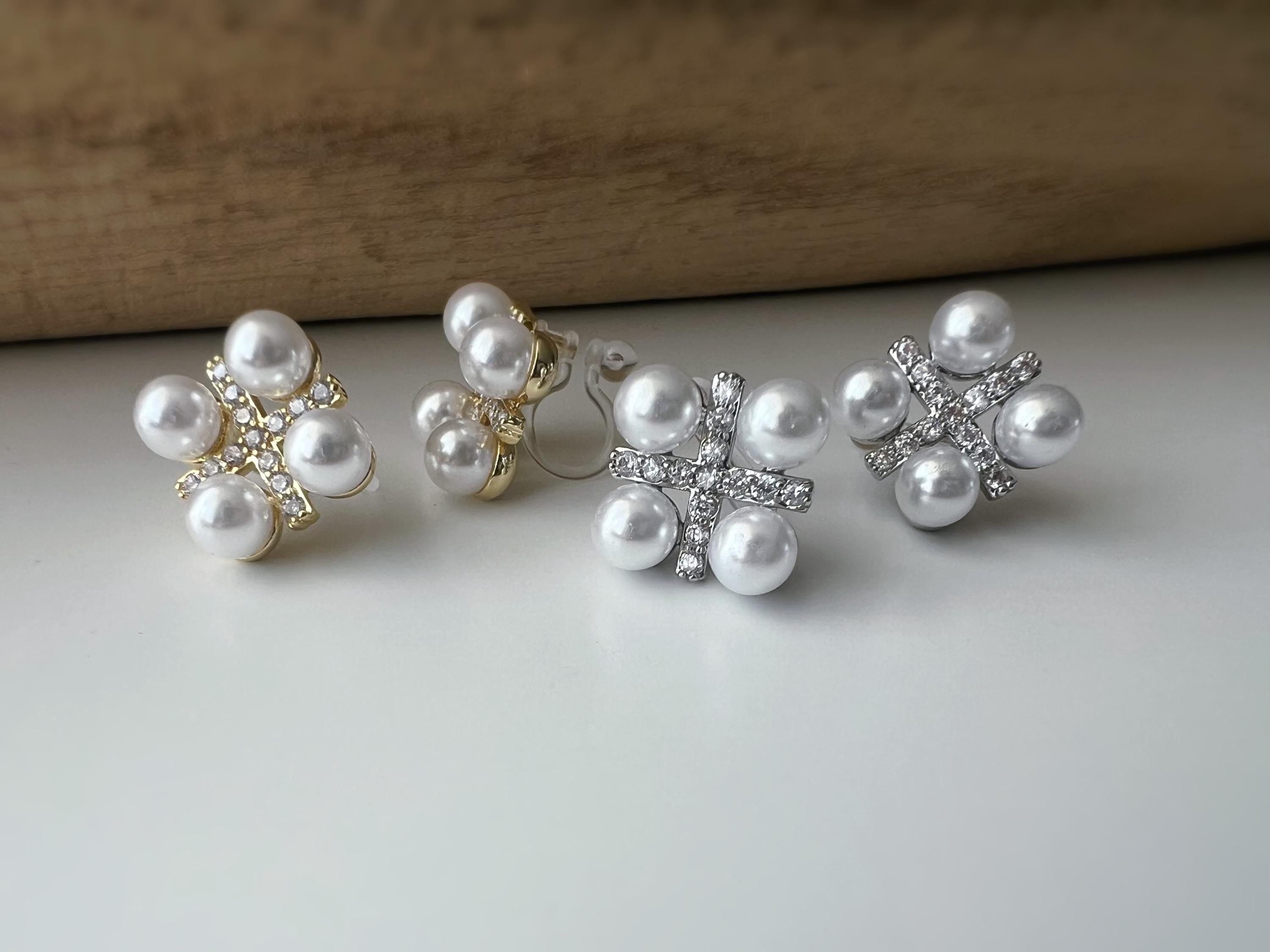 Boucles d'oreilles clips élégantes en perles et strass or/ argent. Un design raffiné en forme de fleur pour une touche chic et sophistiquée.