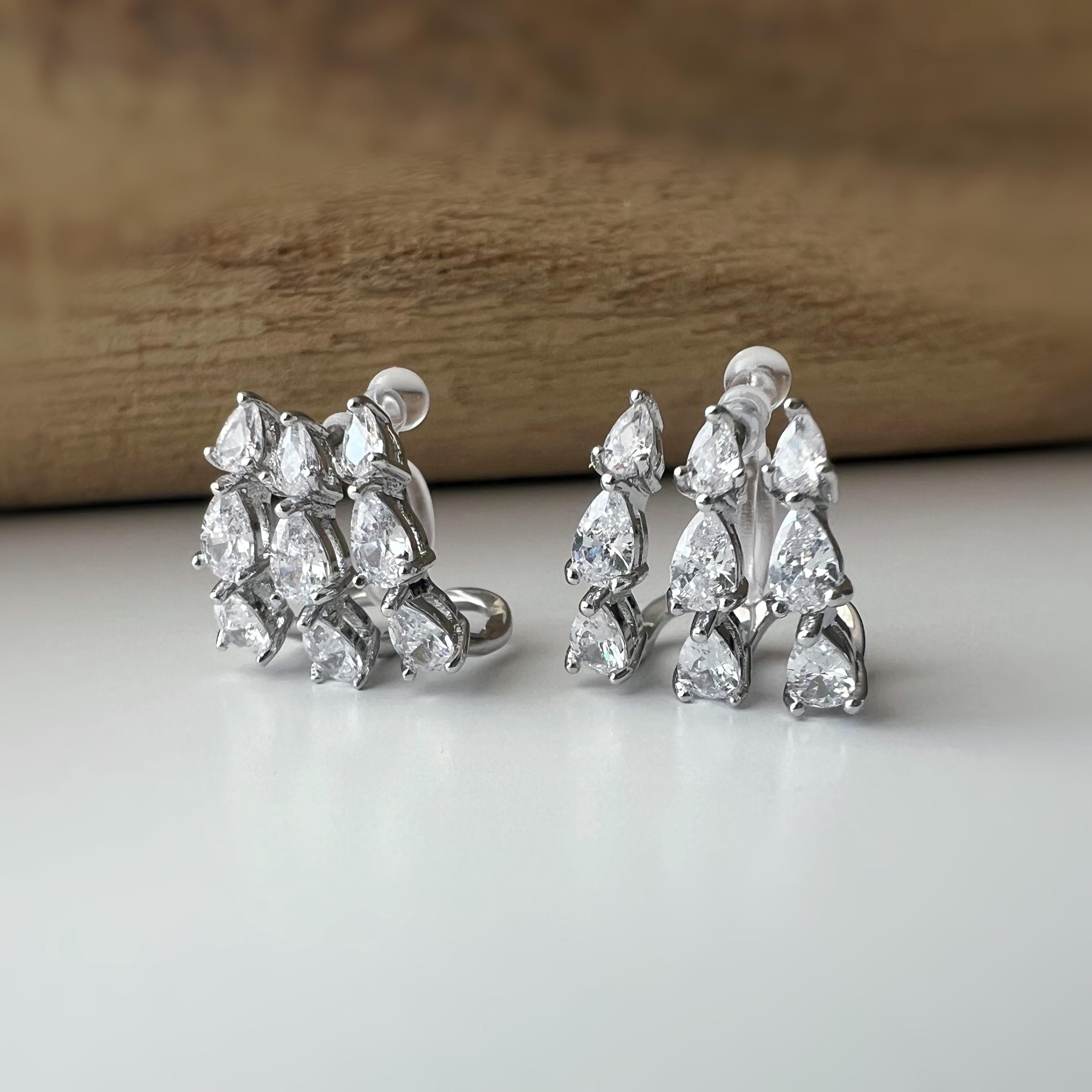 Boucles d'oreilles clips élégantes en zircon en forme de gouttes Or / Argent. Un design raffiné pour une touche de glamour et d'éclat.