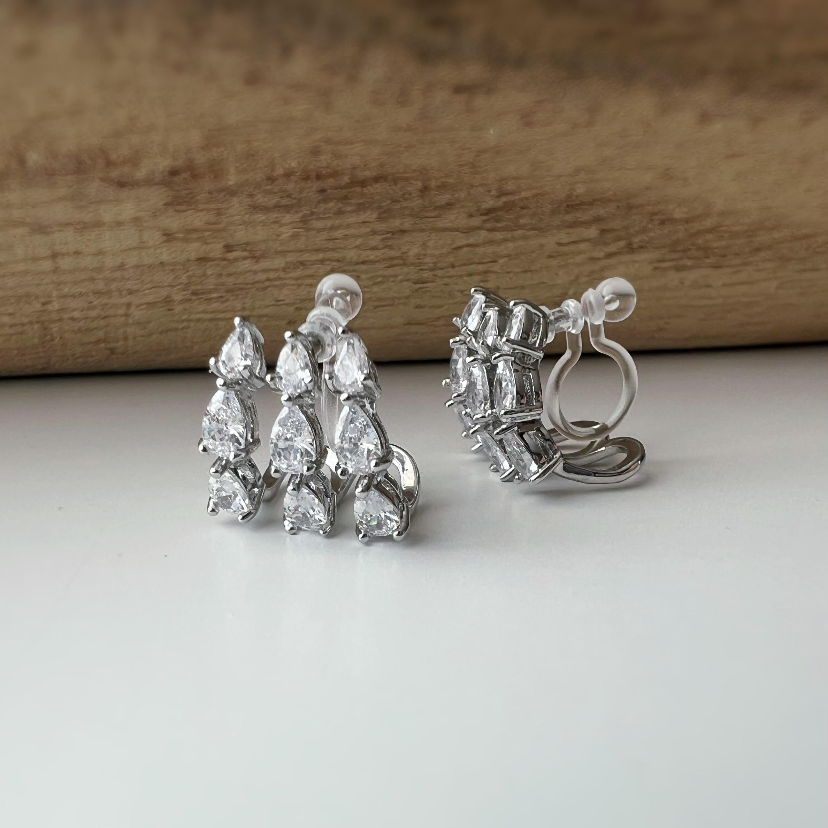 Boucles d'oreilles clips élégantes en zircon en forme de gouttes Or / Argent. Un design raffiné pour une touche de glamour et d'éclat.