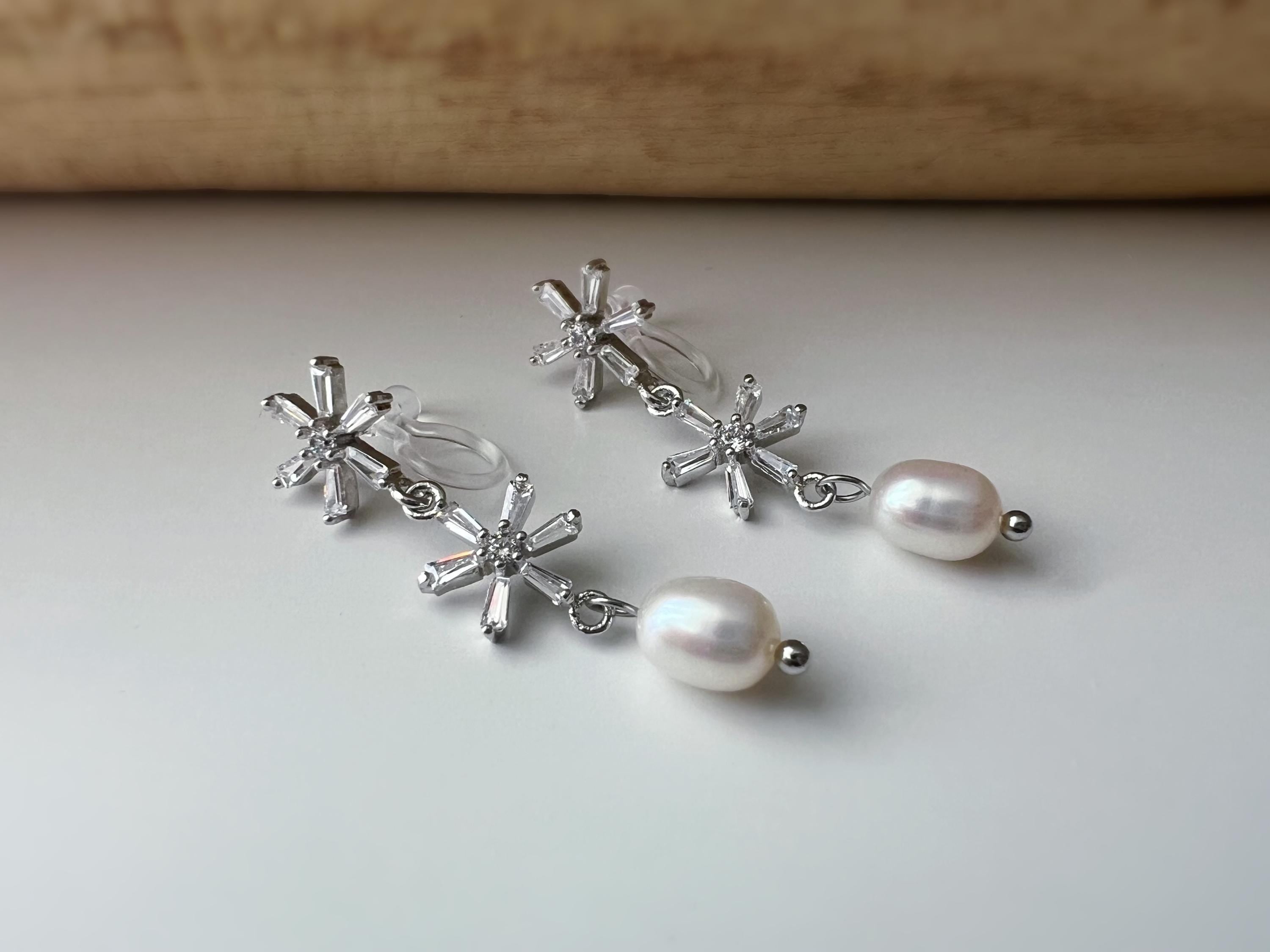 Boucles d'oreilles clip élégantes Fleurs cristaux scintillants Perle naturelle. Un design raffiné sans perçage pour un charme intemporel.