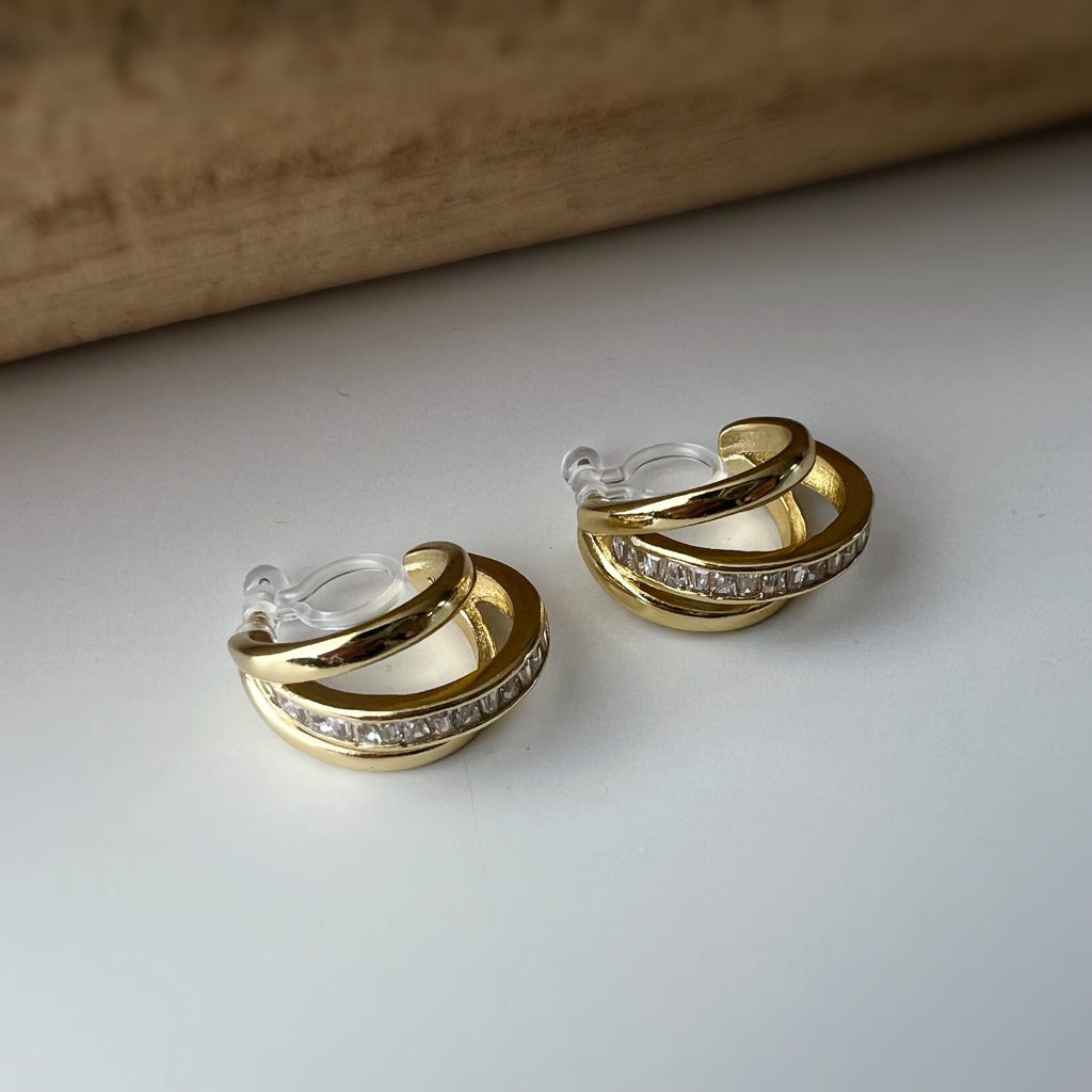 Boucles d'oreilles clip dorée triple anneau ornées strass scintillants Élégantes raffinées elles apportent une touche lumineuse sophistiquée