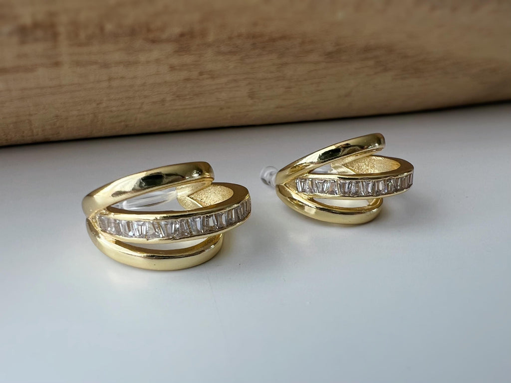 Boucles d'oreilles clip dorée triple anneau ornées strass scintillants Élégantes raffinées elles apportent une touche lumineuse sophistiquée