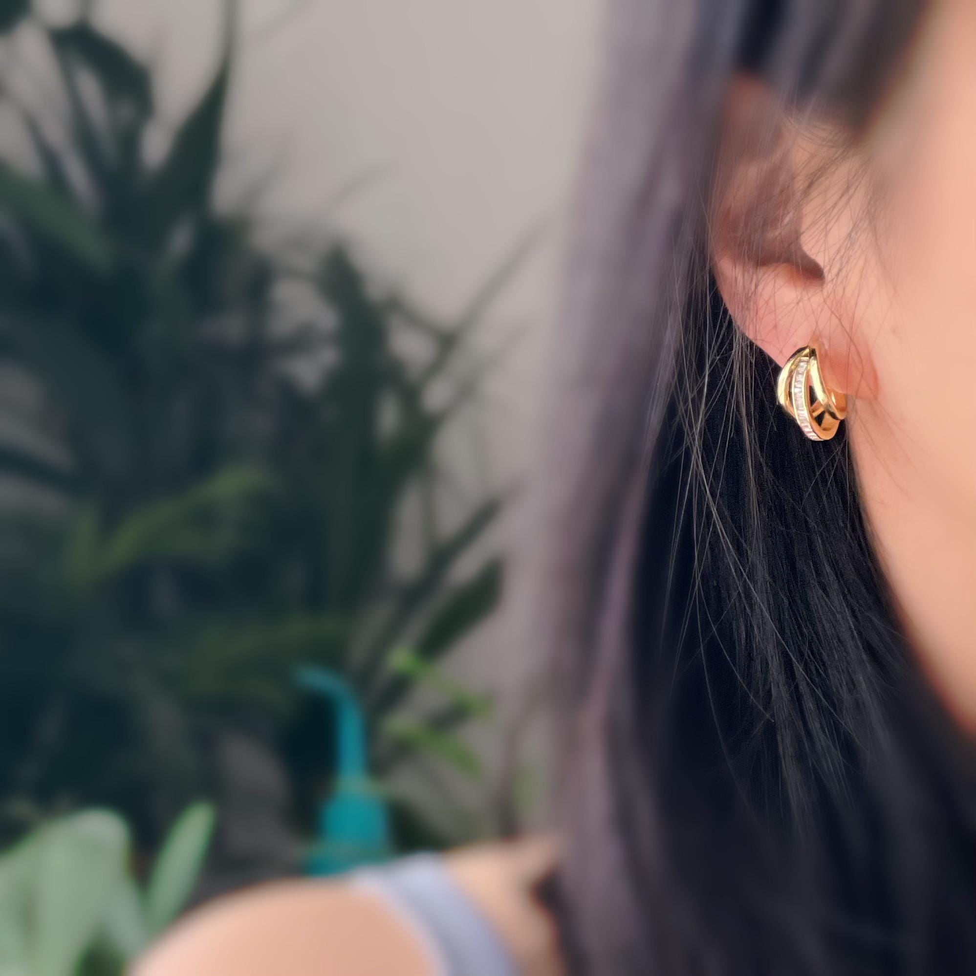 Boucles d'oreilles clip dorée triple anneau ornées strass scintillants Élégantes raffinées elles apportent une touche lumineuse sophistiquée