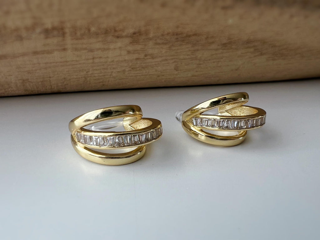 Boucles d'oreilles clip dorée triple anneau ornées strass scintillants Élégantes raffinées elles apportent une touche lumineuse sophistiquée