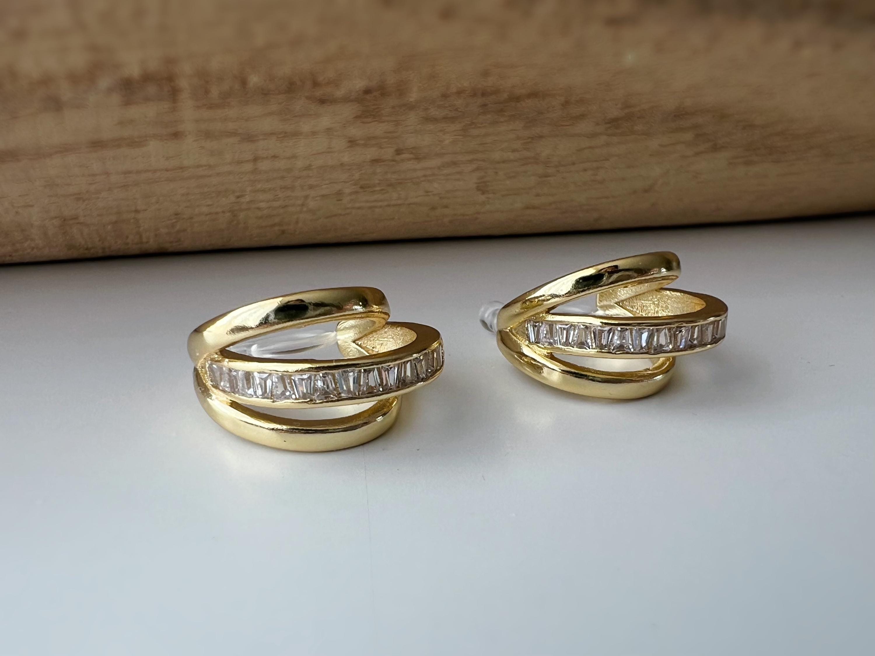 Boucles d'oreilles clip dorée triple anneau ornées strass scintillants Élégantes raffinées elles apportent une touche lumineuse sophistiquée