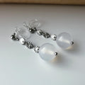 Boucles d'oreilles clip élégantes avec perles rondes en agate blanc chaîne argentés floraux Idéales pour une touche raffinée et intemporelle