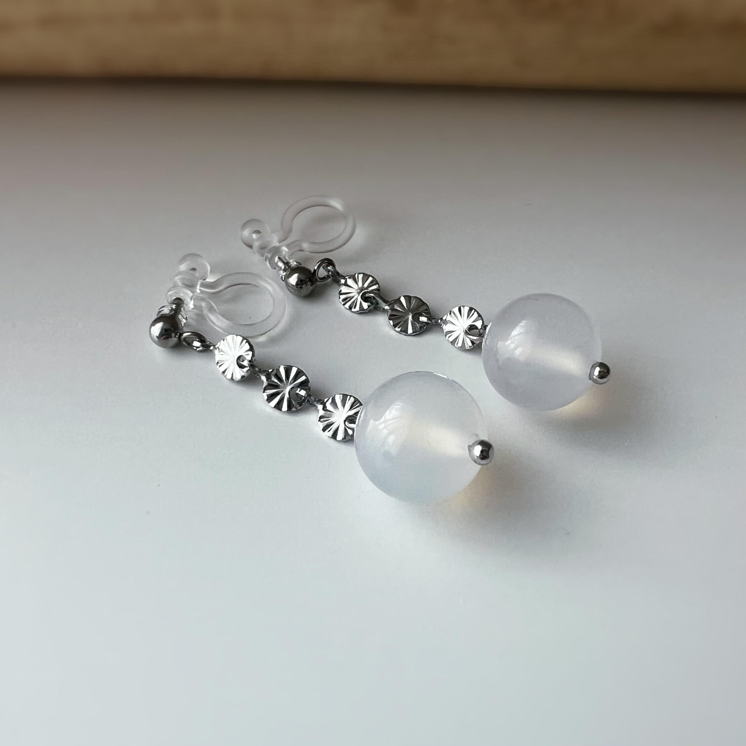 Boucles d'oreilles clip élégantes avec perles rondes en agate blanc chaîne argentés floraux Idéales pour une touche raffinée et intemporelle