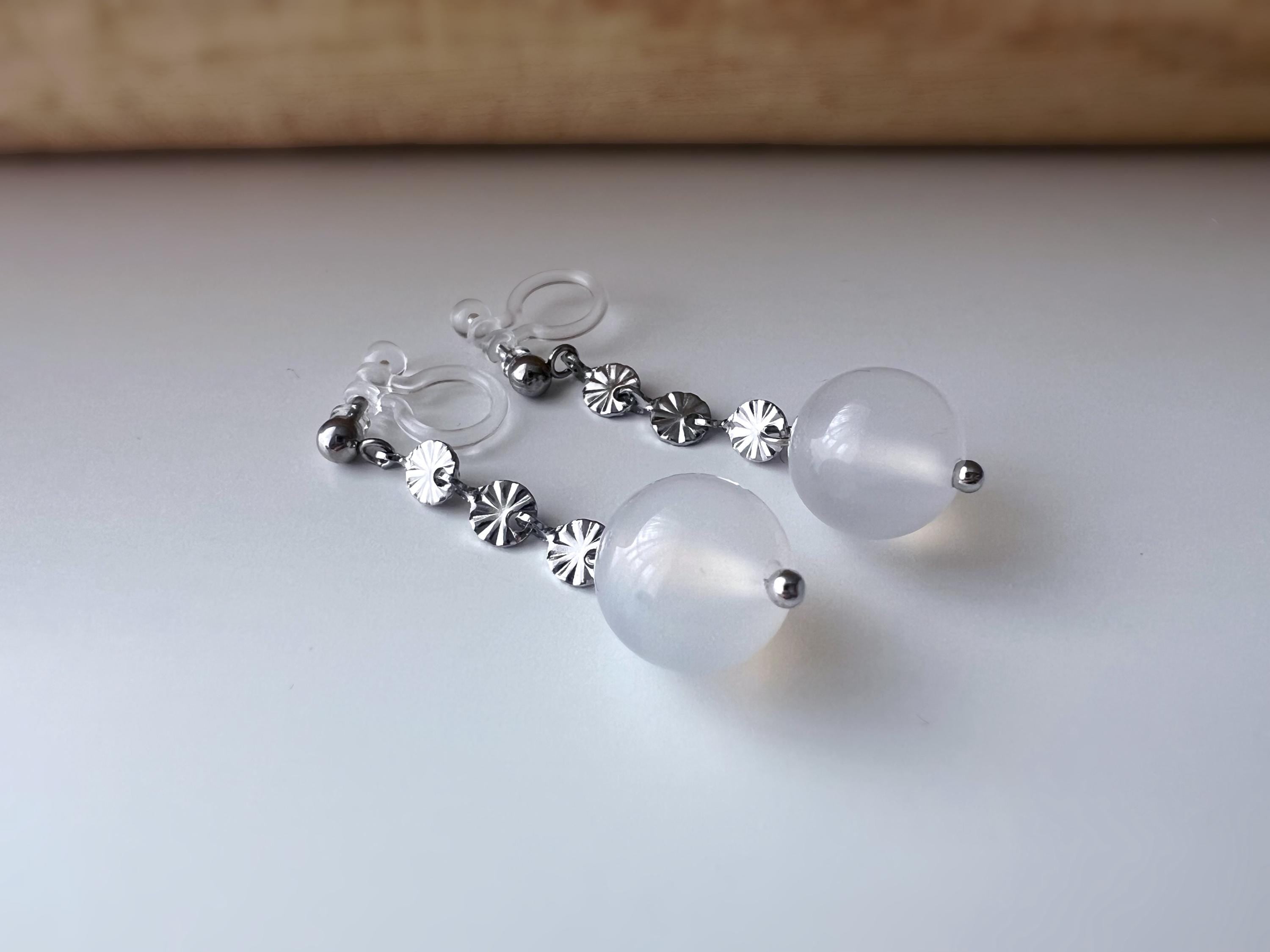 Boucles d'oreilles clip élégantes avec perles rondes en agate blanc chaîne argentés floraux Idéales pour une touche raffinée et intemporelle