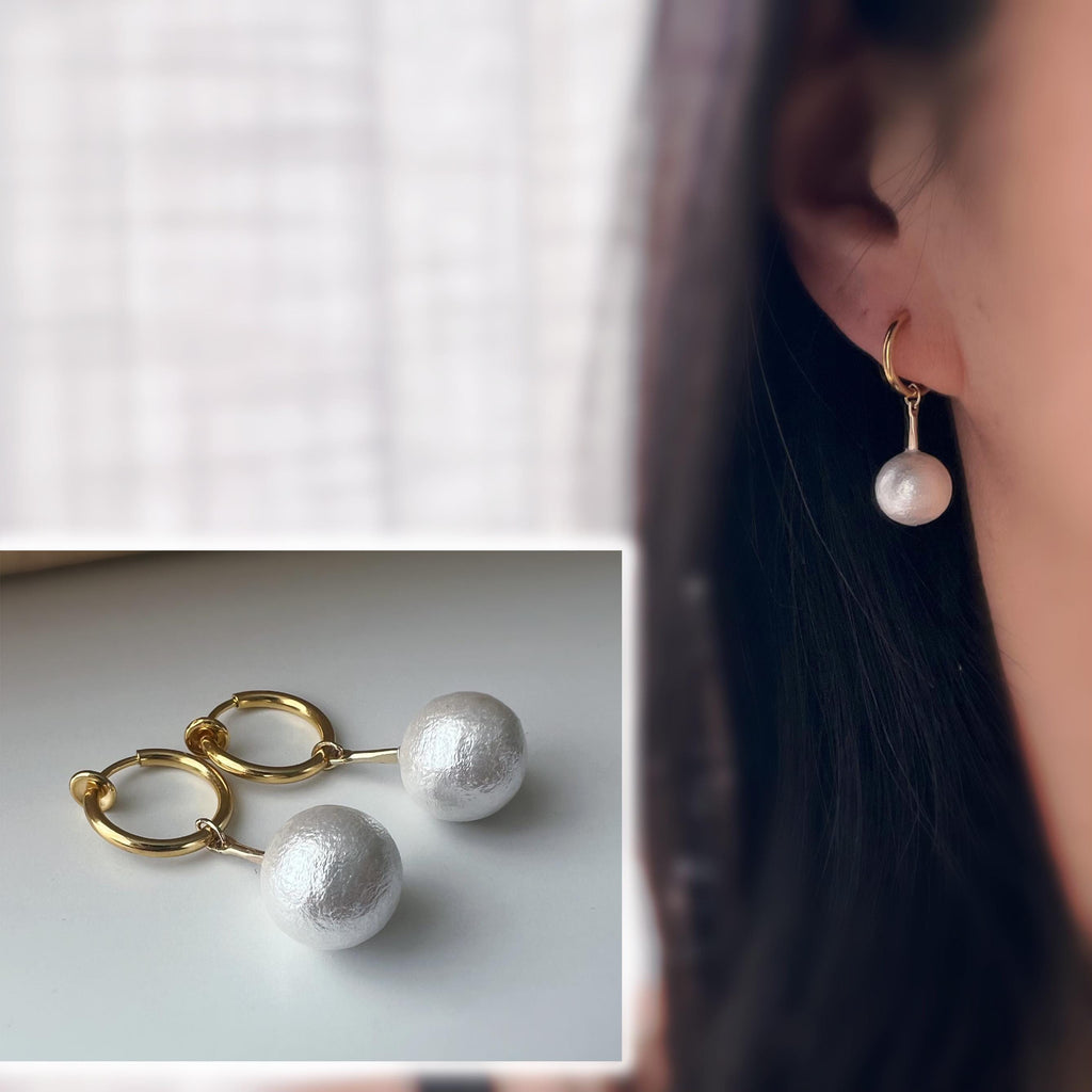 Clips d'oreille 2-EN-1 CLIPS anneaux dorés 13mm Perles coton blanches. Confortables raffinées, idéales pour une touche chic sans perçage.