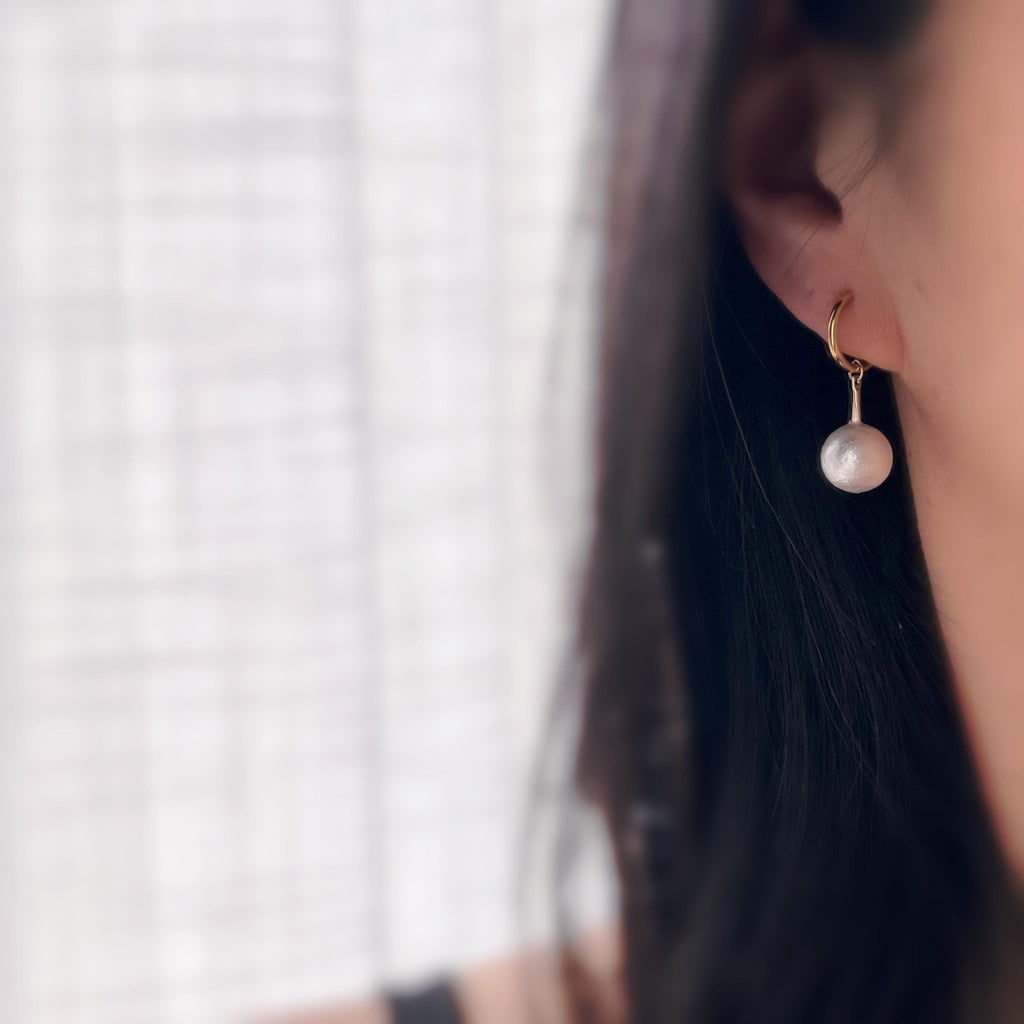 Clips d'oreille 2-EN-1 CLIPS anneaux dorés 13mm Perles coton blanches. Confortables raffinées, idéales pour une touche chic sans perçage.