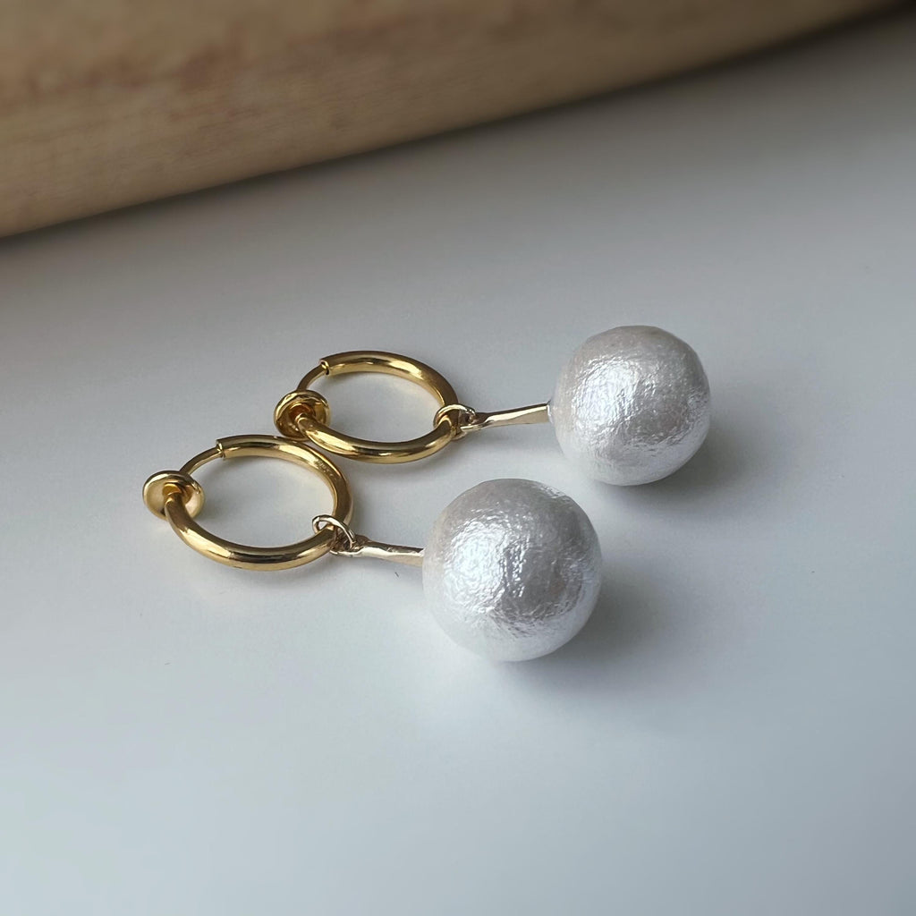 Clips d'oreille 2-EN-1 CLIPS anneaux dorés 13mm Perles coton blanches. Confortables raffinées, idéales pour une touche chic sans perçage.