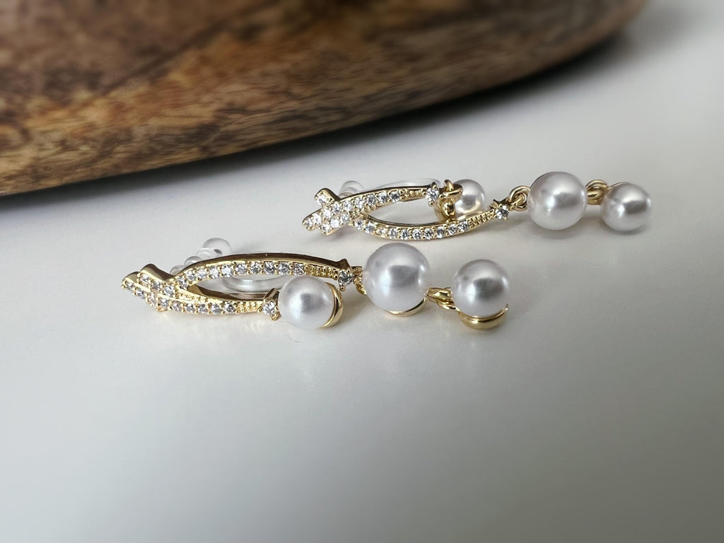 Boucles d'oreilles clip or perles blanche strass élégantes et raffinées, parfaites pour les occasions spéciales ou un look chic au quotidien