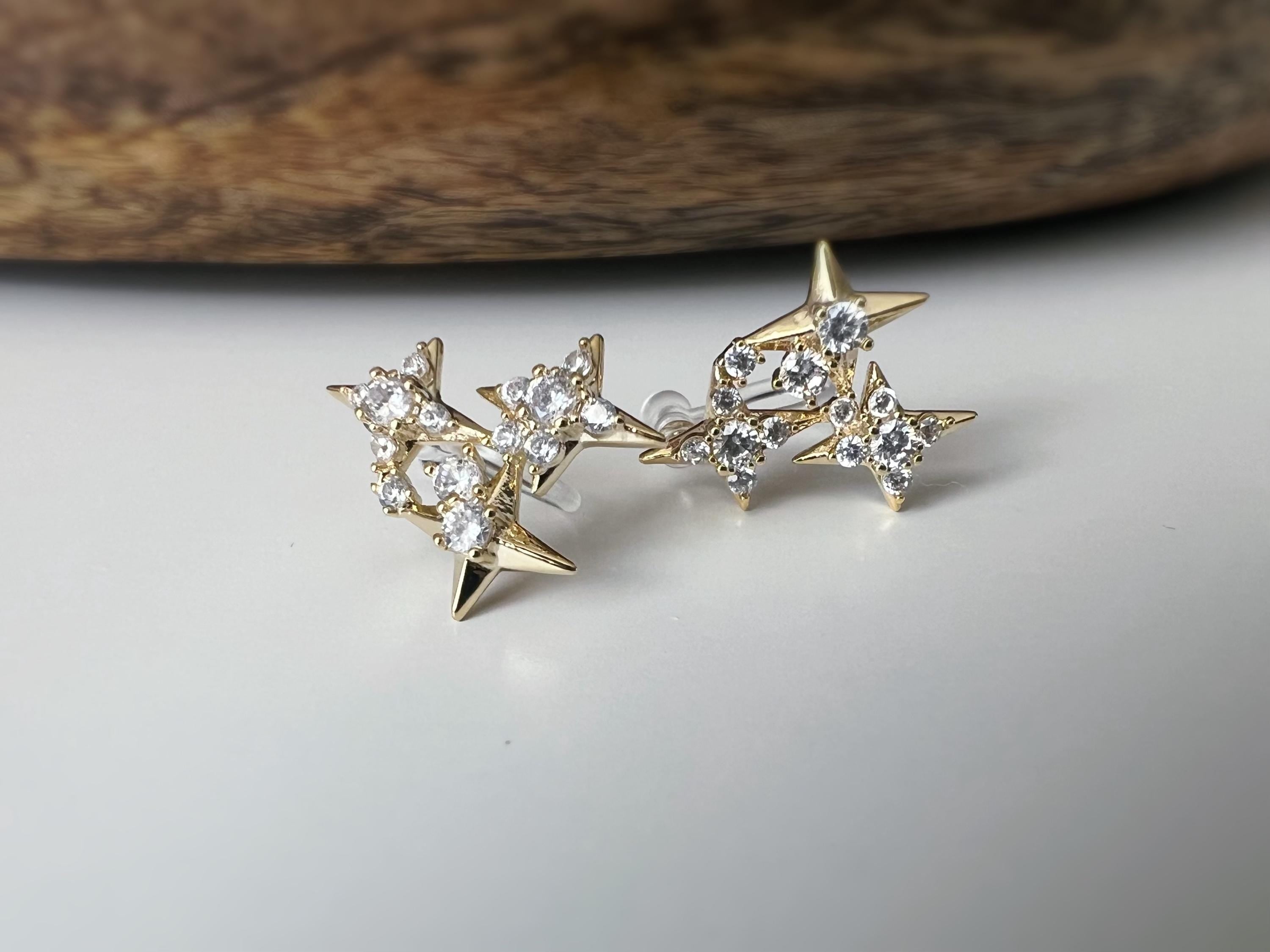 Clips d’oreilles en forme d’étoiles scintillantes zircon couleur argent/ or parfait pour illuminer vos looks sans avoir les oreilles percées