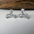 Clips d’oreilles papillon en strass, disponibles en doré et argenté. Design raffiné pour un look délicat, sans perçage.