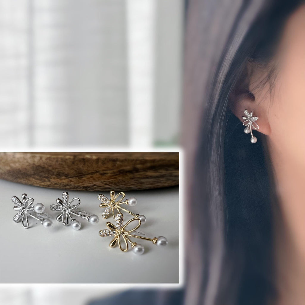 Boucles d’oreilles à clips fleurs strass, mini perles blanches couleur Or / Argent. Design raffiné pour un look délicat, sans perçage.
