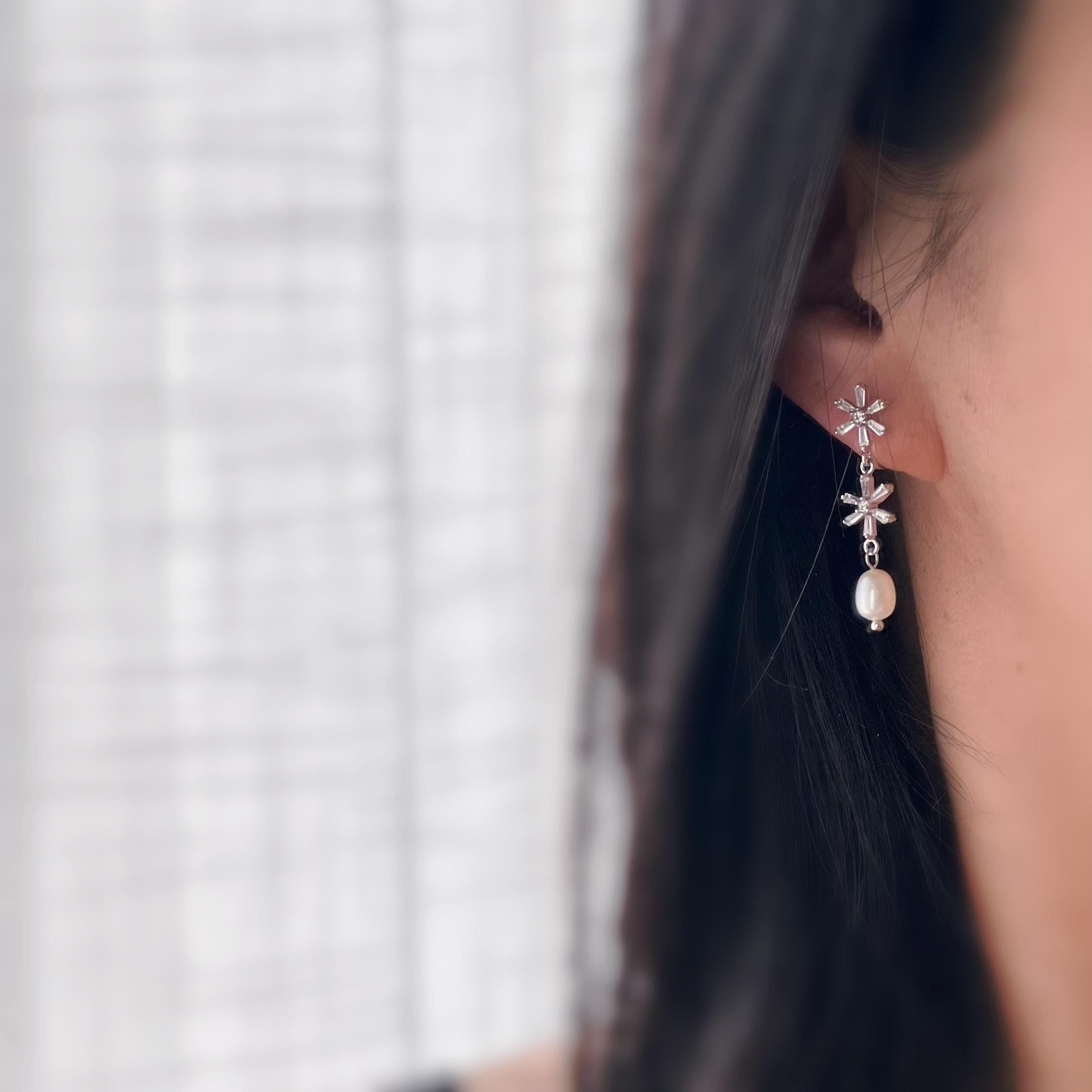 Boucles d'oreilles clip élégantes Fleurs cristaux scintillants Perle naturelle. Un design raffiné sans perçage pour un charme intemporel.