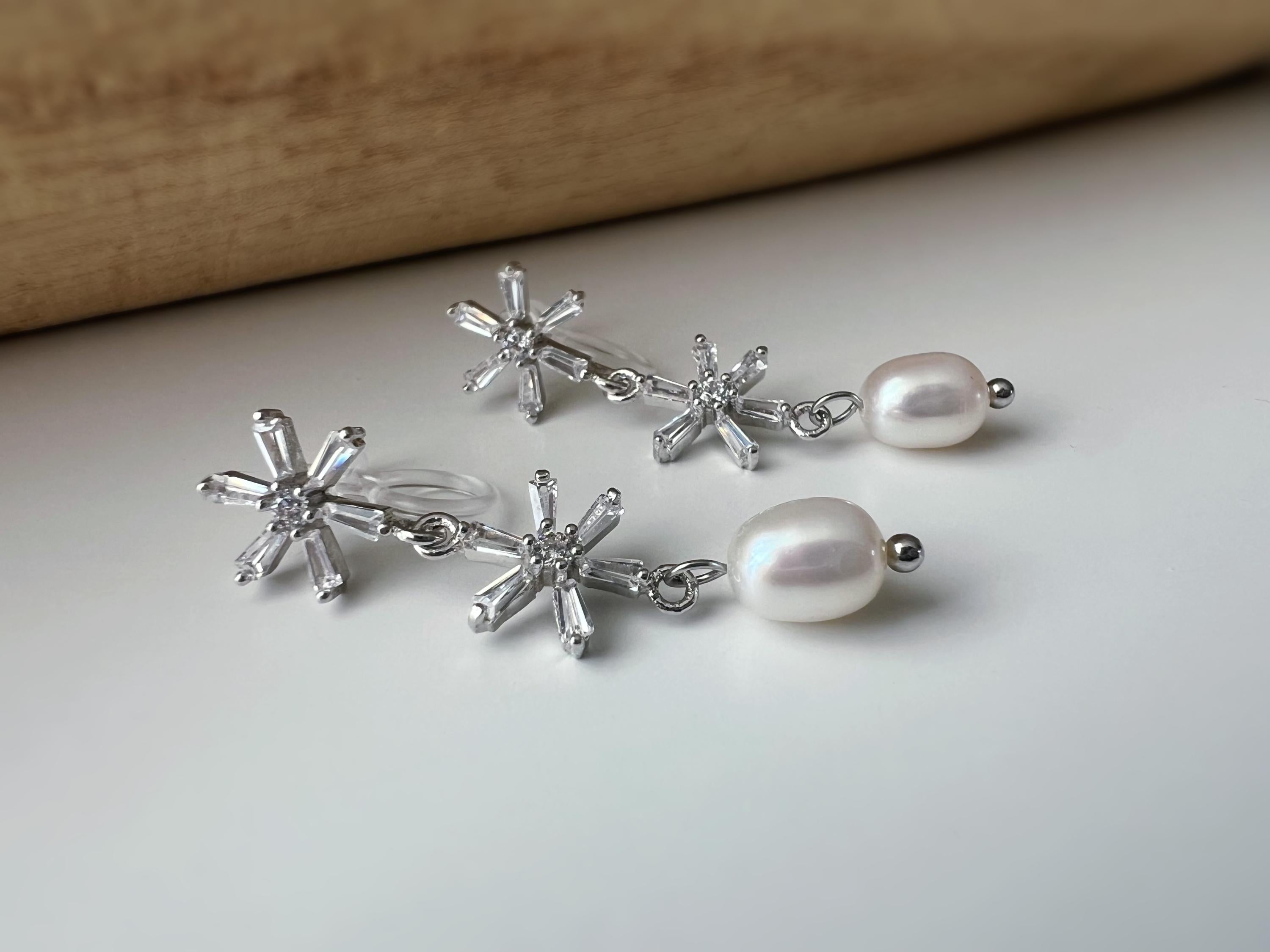 Boucles d'oreilles clip élégantes Fleurs cristaux scintillants Perle naturelle. Un design raffiné sans perçage pour un charme intemporel.