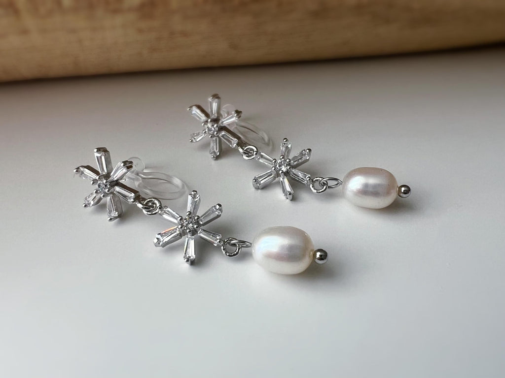 Boucles d'oreilles clip élégantes Fleurs cristaux scintillants Perle naturelle. Un design raffiné sans perçage pour un charme intemporel.