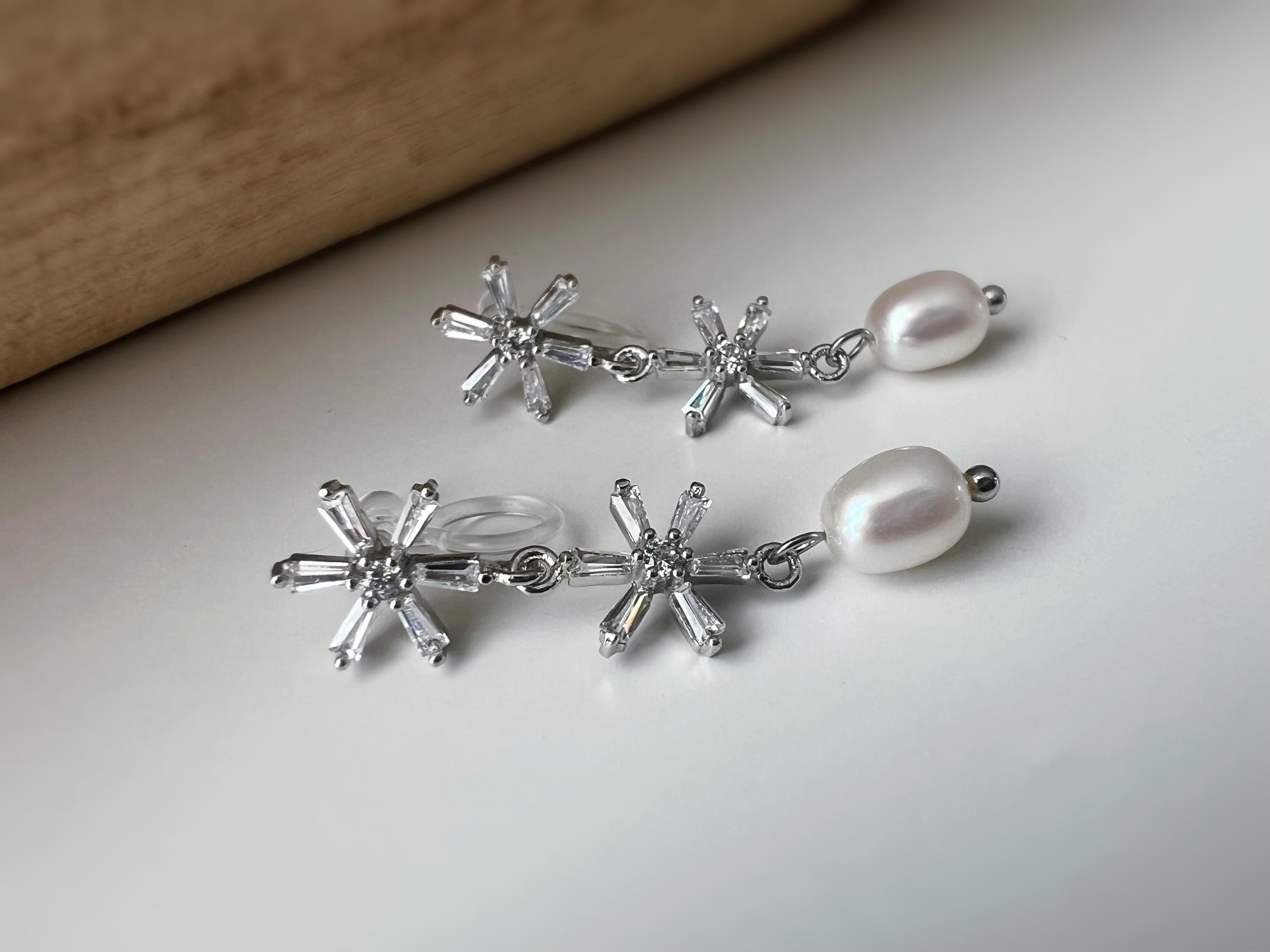 Boucles d'oreilles clip élégantes Fleurs cristaux scintillants Perle naturelle. Un design raffiné sans perçage pour un charme intemporel.