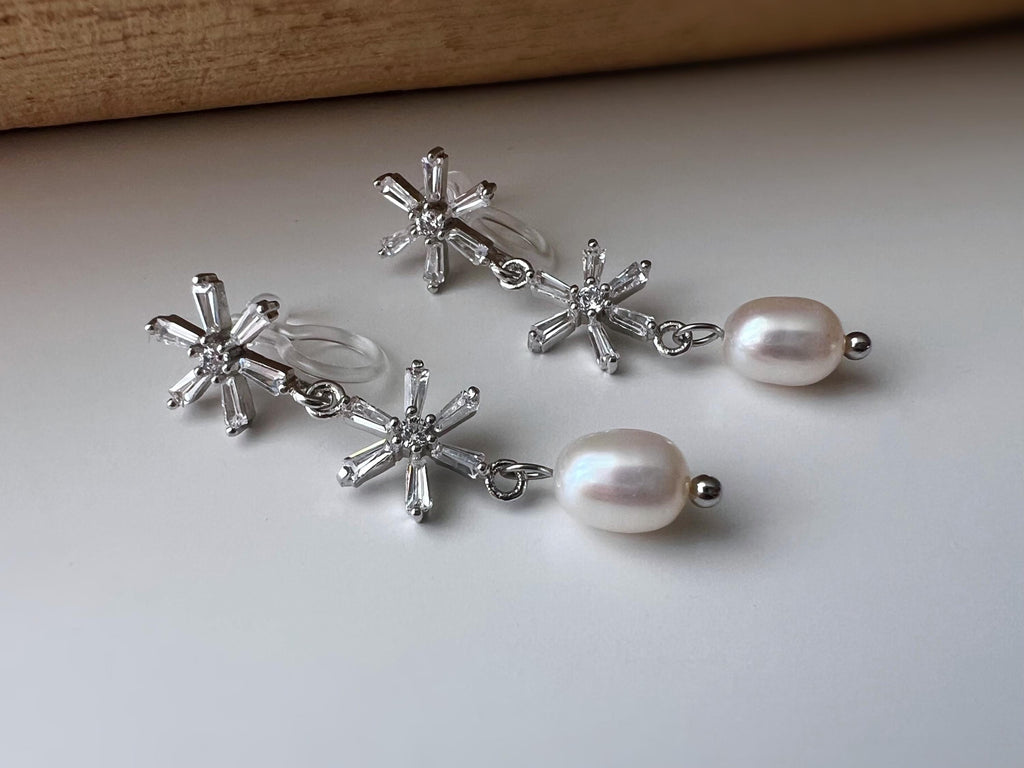 Boucles d'oreilles clip élégantes Fleurs cristaux scintillants Perle naturelle. Un design raffiné sans perçage pour un charme intemporel.