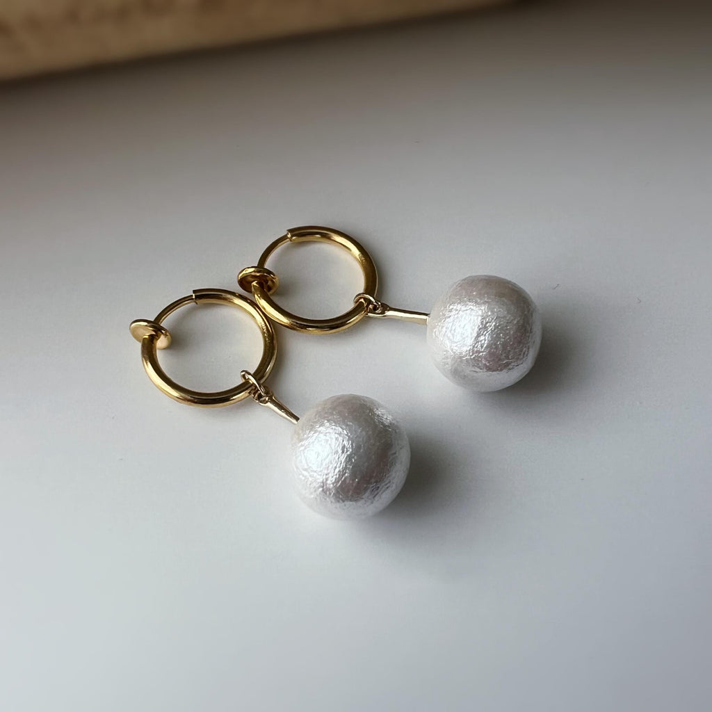 Clips d'oreille 2-EN-1 CLIPS anneaux dorés 13mm Perles coton blanches. Confortables raffinées, idéales pour une touche chic sans perçage.