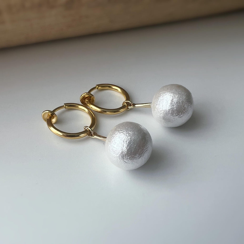 Clips d'oreille 2-EN-1 CLIPS anneaux dorés 13mm Perles coton blanches. Confortables raffinées, idéales pour une touche chic sans perçage.