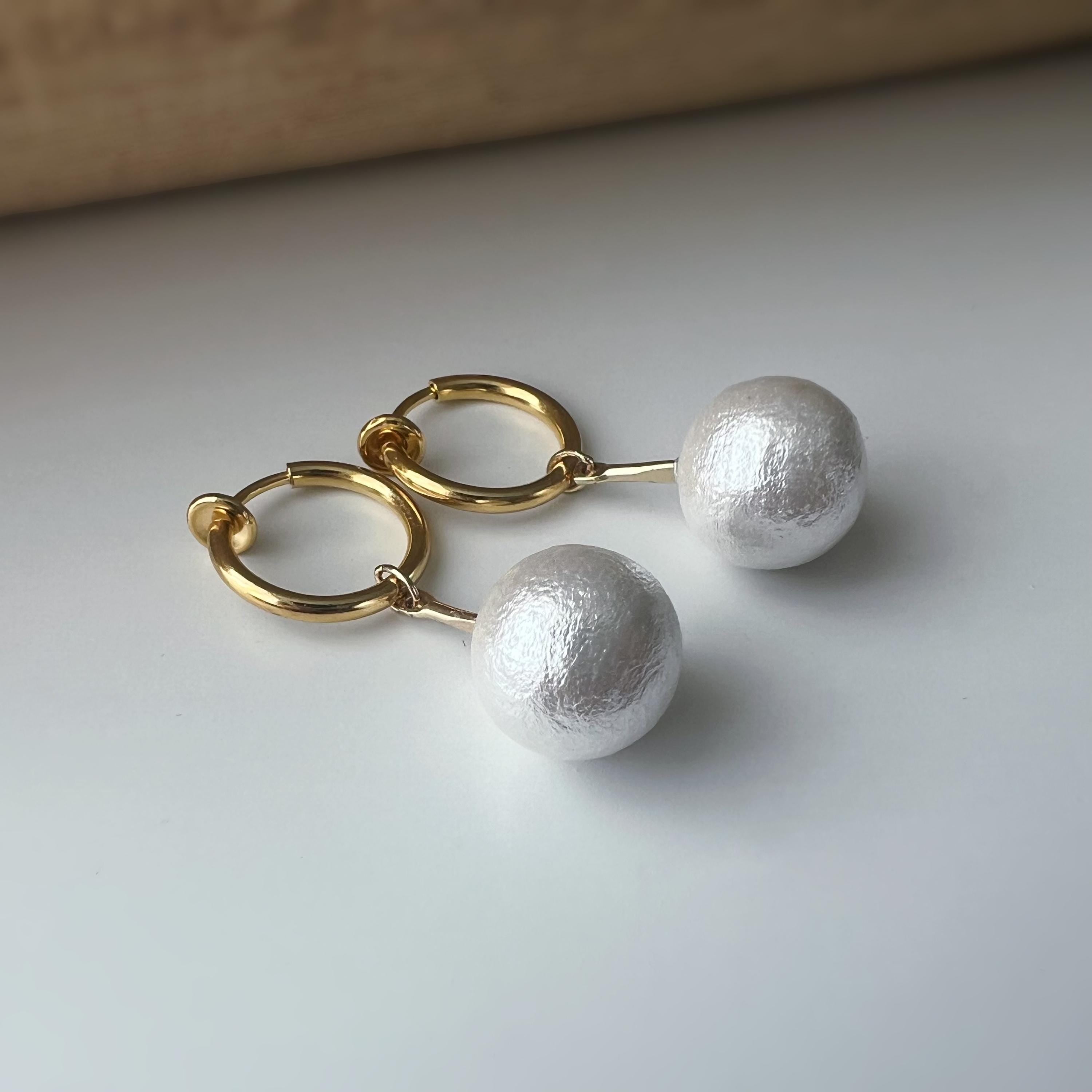 Clips d'oreille 2-EN-1 CLIPS anneaux dorés 13mm Perles coton blanches. Confortables raffinées, idéales pour une touche chic sans perçage.