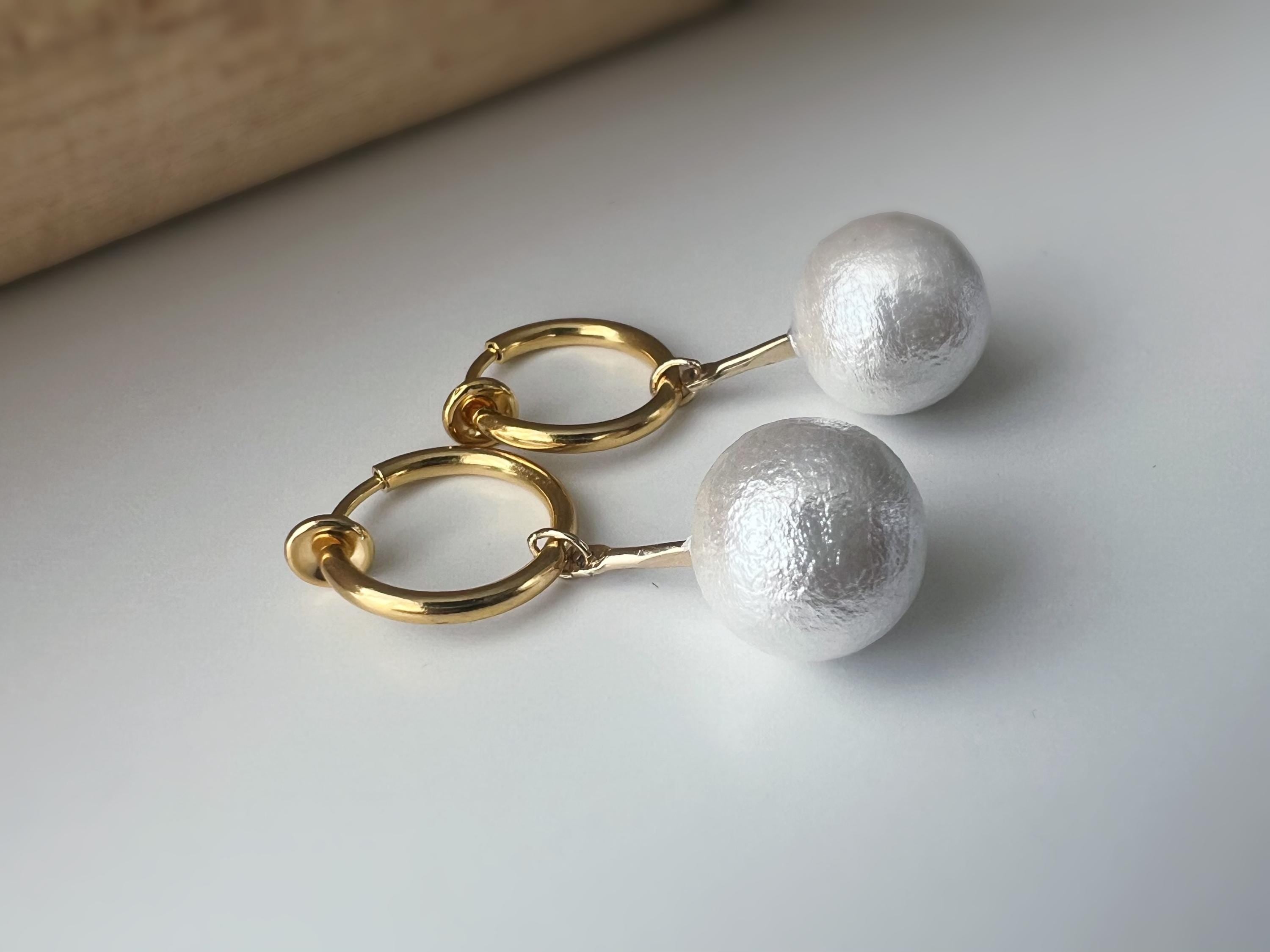 Clips d'oreille 2-EN-1 CLIPS anneaux dorés 13mm Perles coton blanches. Confortables raffinées, idéales pour une touche chic sans perçage.