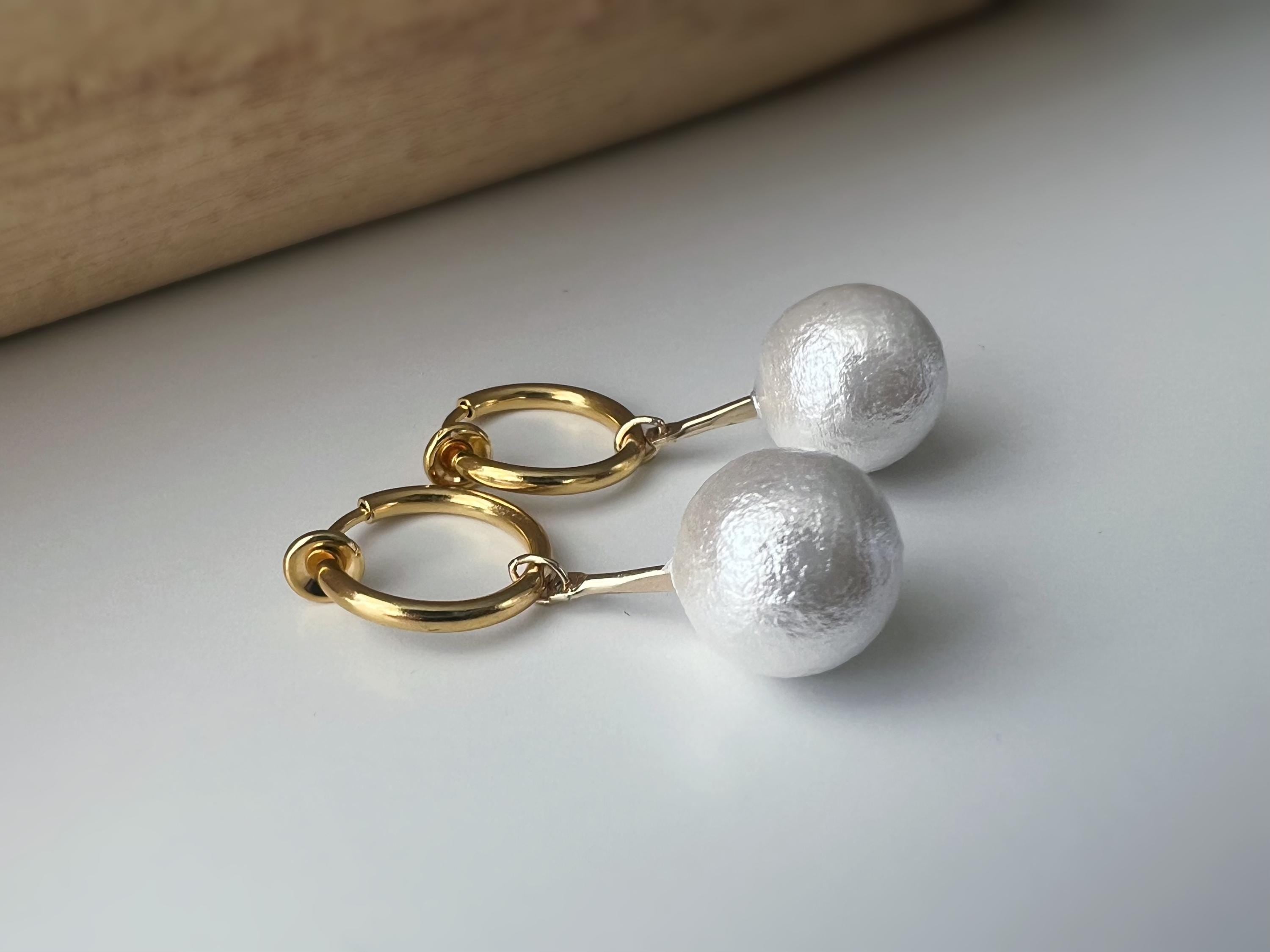 Clips d'oreille 2-EN-1 CLIPS anneaux dorés 13mm Perles coton blanches. Confortables raffinées, idéales pour une touche chic sans perçage.