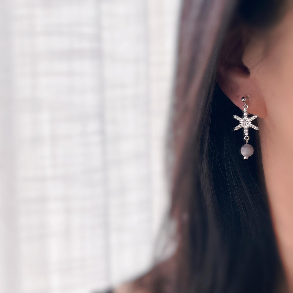 Boucles d'oreilles clip Flocon De Neige ornées strass argenté, perle en pierre naturelle suspendue. Élégante raffinée oreilles non percées