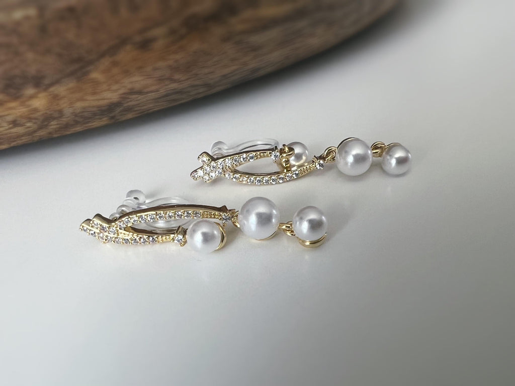 Boucles d'oreilles clip or perles blanche strass élégantes et raffinées, parfaites pour les occasions spéciales ou un look chic au quotidien