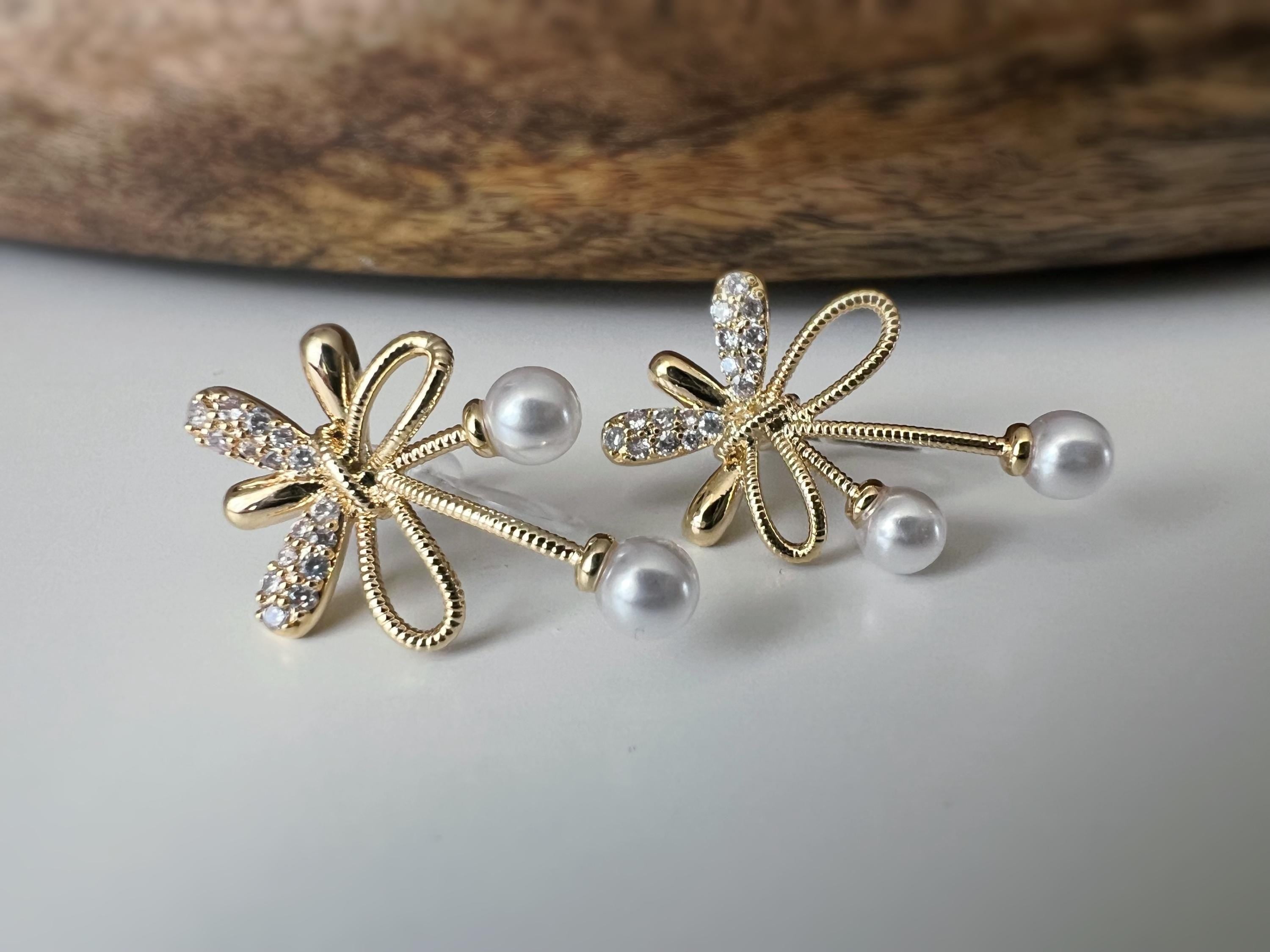 Boucles d’oreilles à clips fleurs strass, mini perles blanches couleur Or / Argent. Design raffiné pour un look délicat, sans perçage.