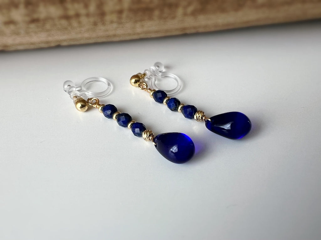Boucles d'oreilles Clips résine INVISIBLES, Goutte d'eau couleur bleu foncé, Mini perle facettes lapis-lazuli naturel bleu.