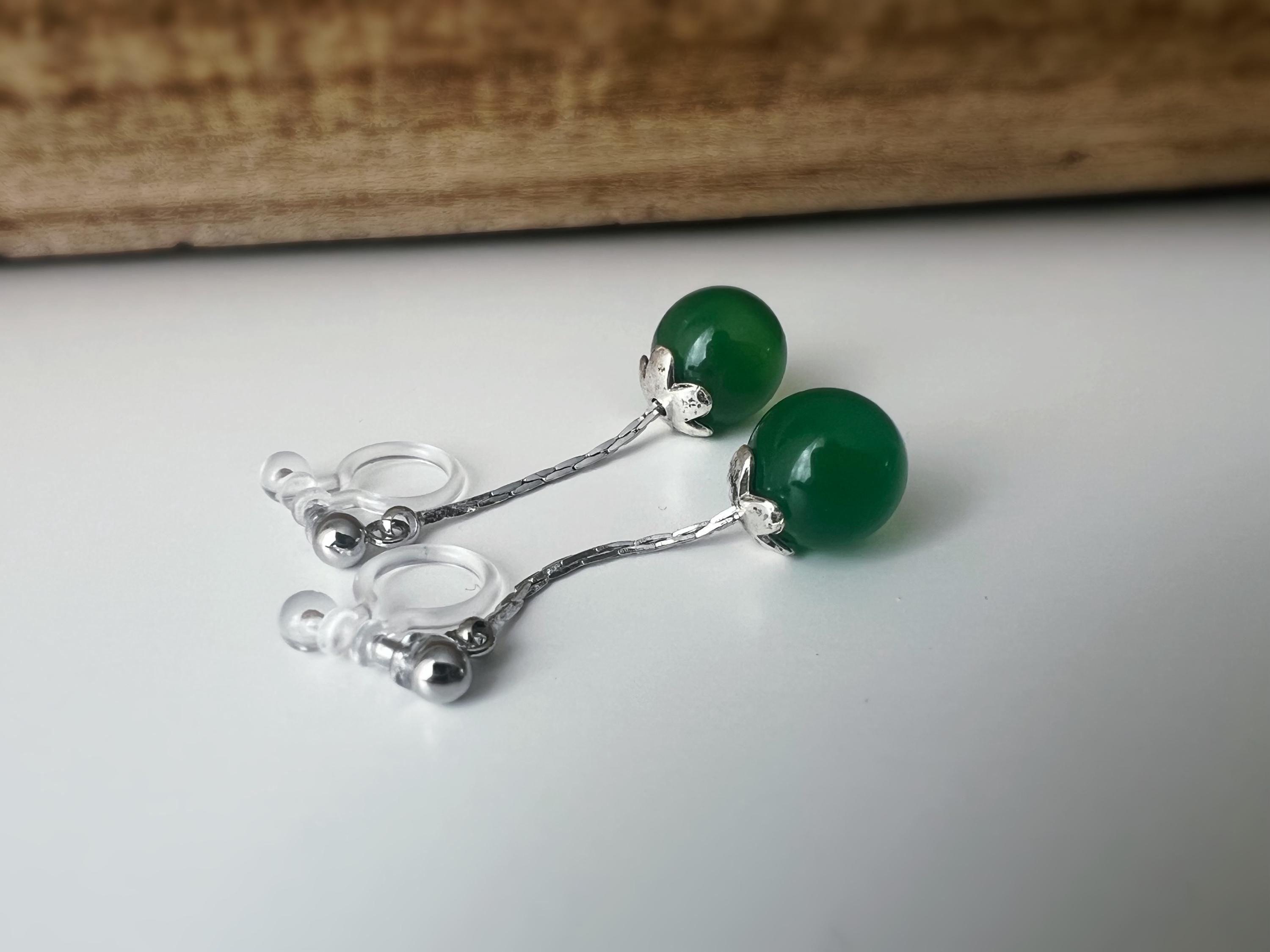 Boucles d’oreilles clip en argent avec perles vert jade foncé, élégantes et légères, parfaites pour oreilles non percées.