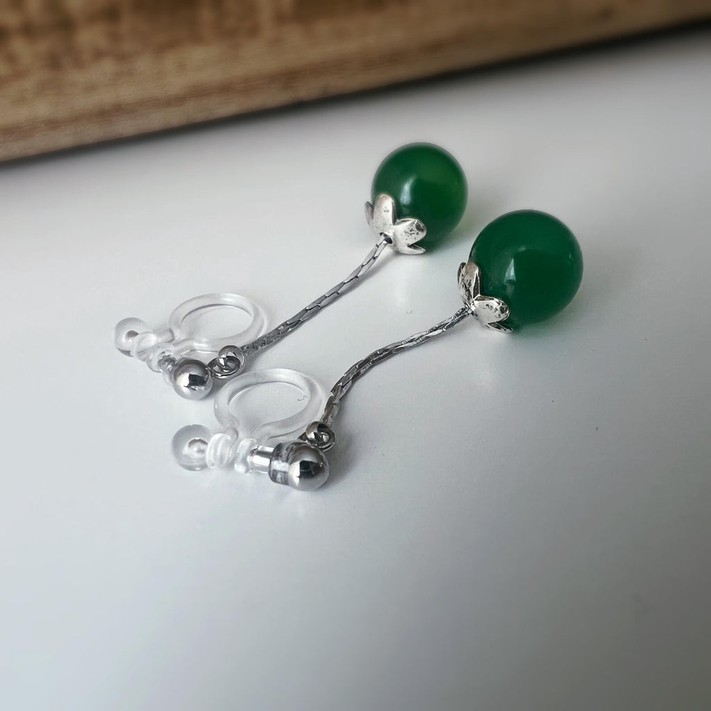 Boucles d’oreilles clip en argent avec perles vert jade foncé, élégantes et légères, parfaites pour oreilles non percées.