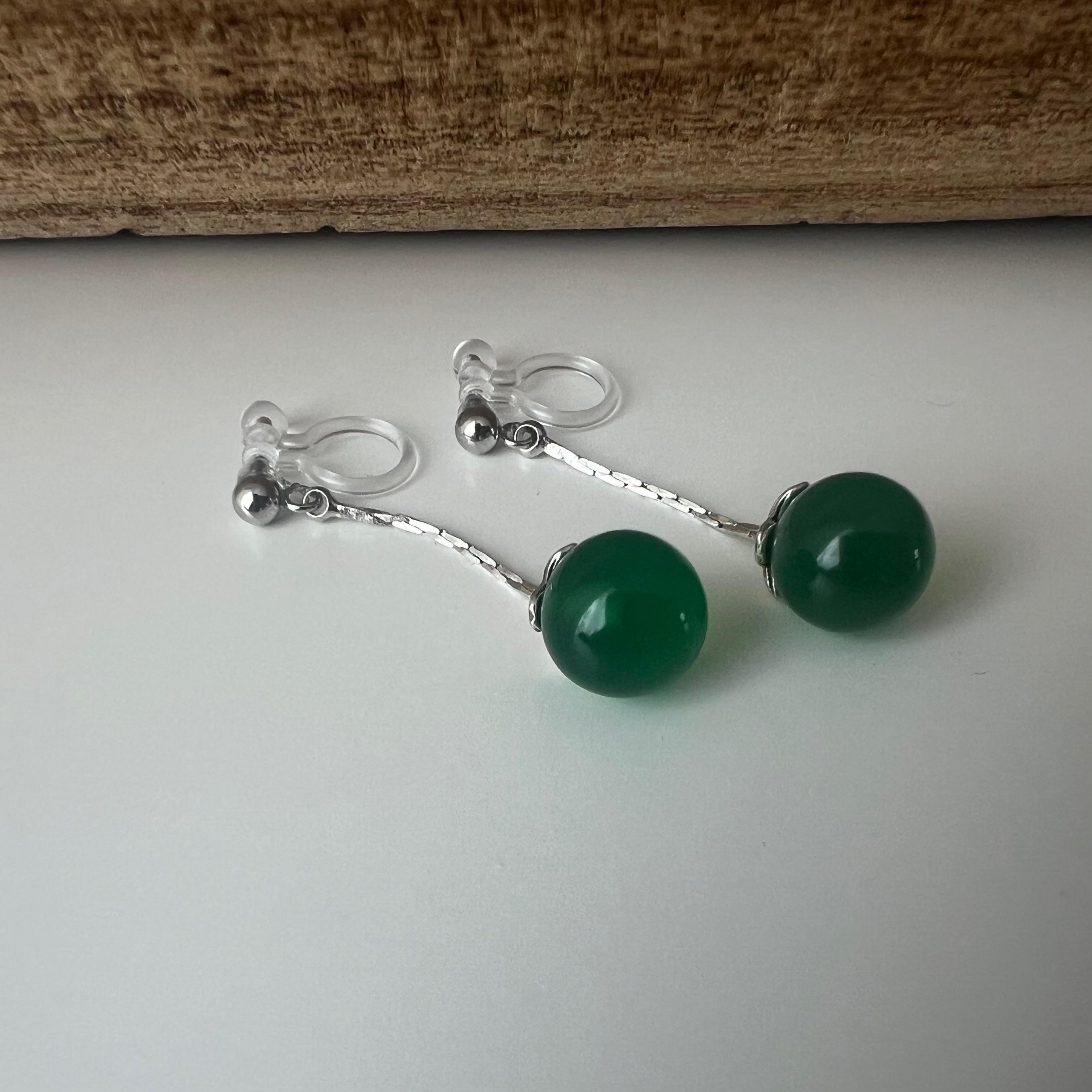 Boucles d’oreilles clip en argent avec perles vert jade foncé, élégantes et légères, parfaites pour oreilles non percées.