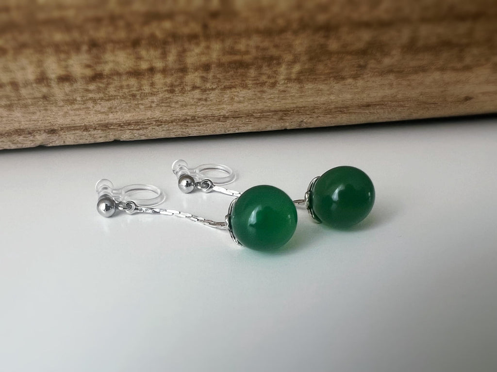 Boucles d’oreilles clip en argent avec perles vert jade foncé, élégantes et légères, parfaites pour oreilles non percées.
