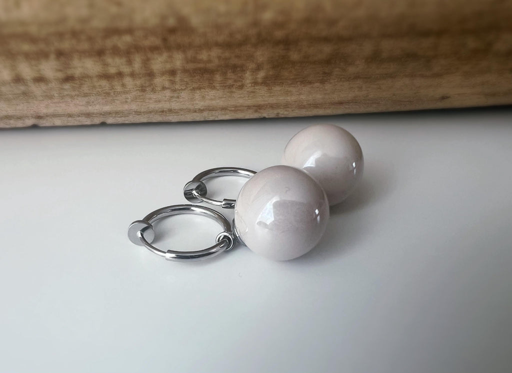 2 en 1 Élégantes boucles d’oreilles clip perle blanc nacré/ Café au lait nacré légère Parfait pour une touche chic intemporelle Créoles 15mm