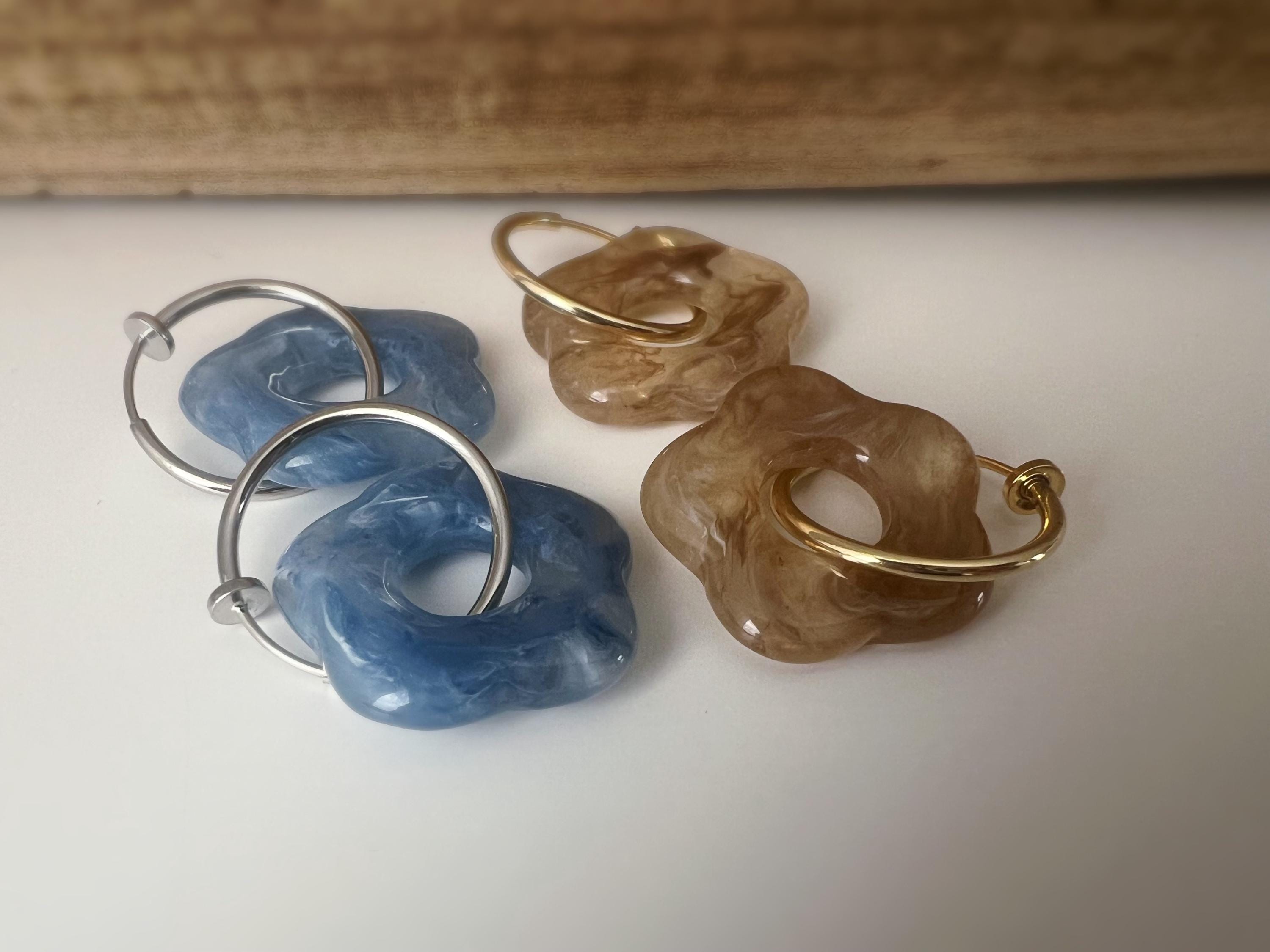 Boucles d’oreilles clip légères et fleuries, au charme rétro en résine marbrée. Un bijou frais chic et sans perçage – craquez sans hésiter !