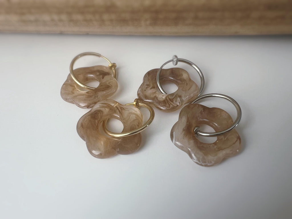 Boucles d’oreilles clip légères et fleuries, au charme rétro en résine marbrée. Un bijou frais chic et sans perçage – craquez sans hésiter !