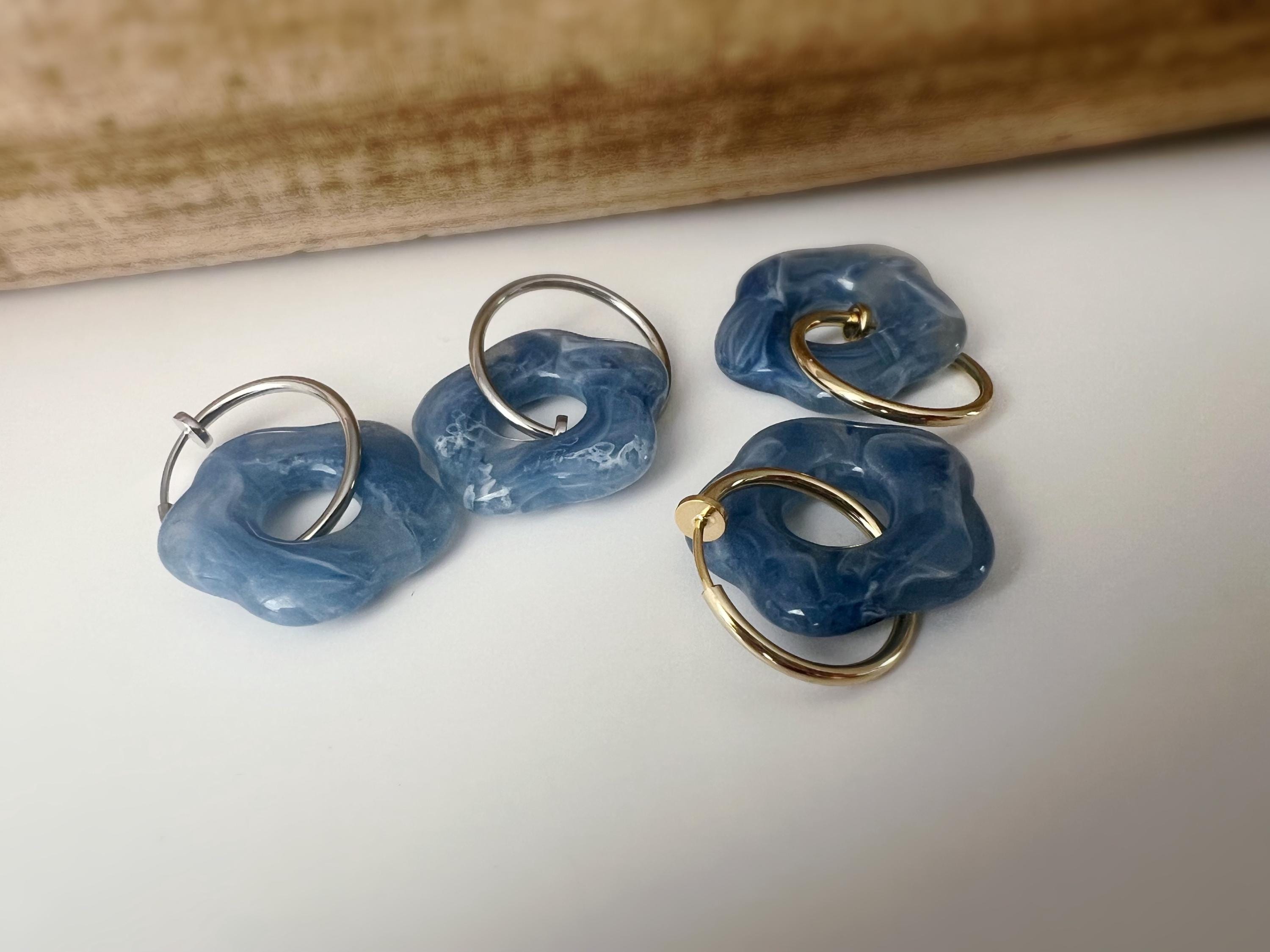 Boucles d’oreilles clip légères et fleuries, au charme rétro en résine marbrée. Un bijou frais chic et sans perçage – craquez sans hésiter !