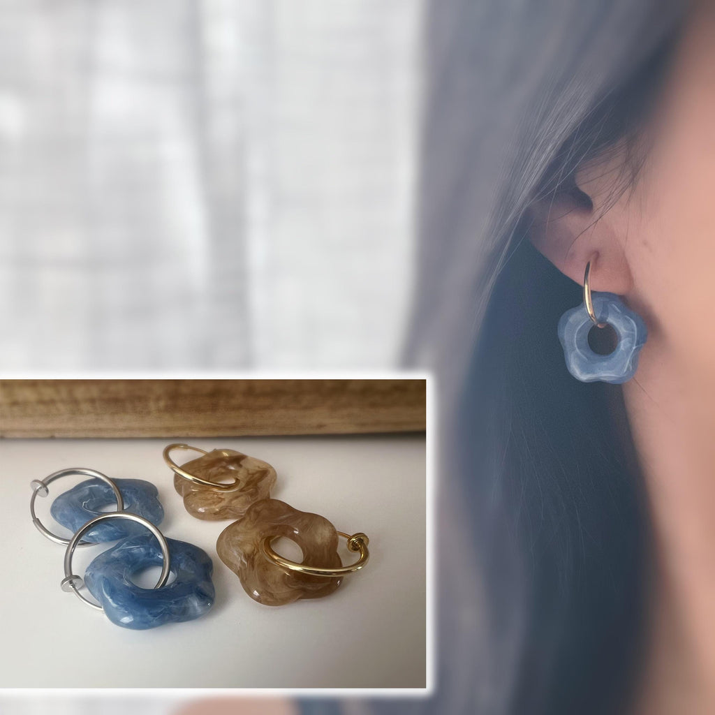 Boucles d’oreilles clip légères et fleuries, au charme rétro en résine marbrée. Un bijou frais chic et sans perçage – craquez sans hésiter !