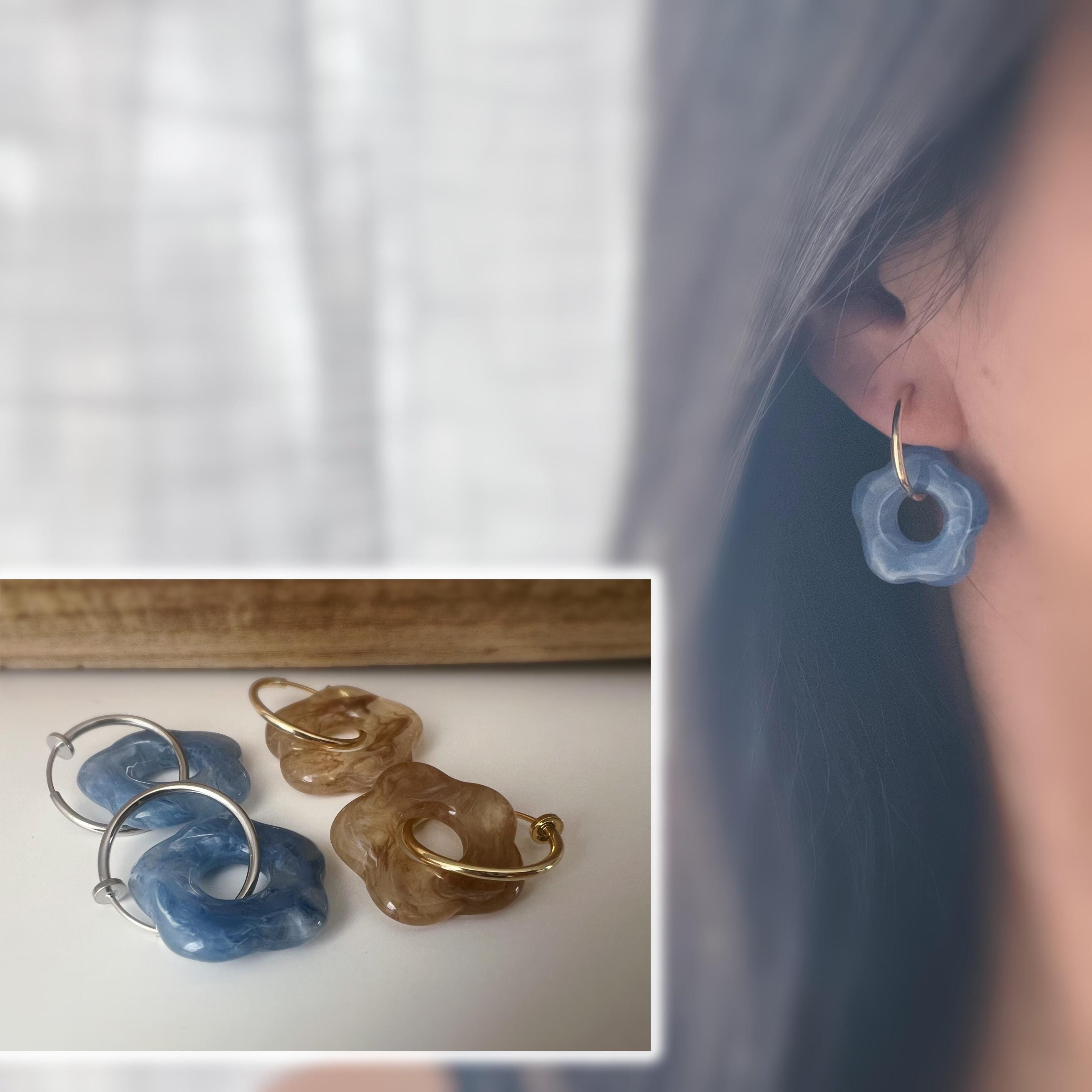 Boucles d’oreilles clip légères et fleuries, au charme rétro en résine marbrée. Un bijou frais chic et sans perçage – craquez sans hésiter !