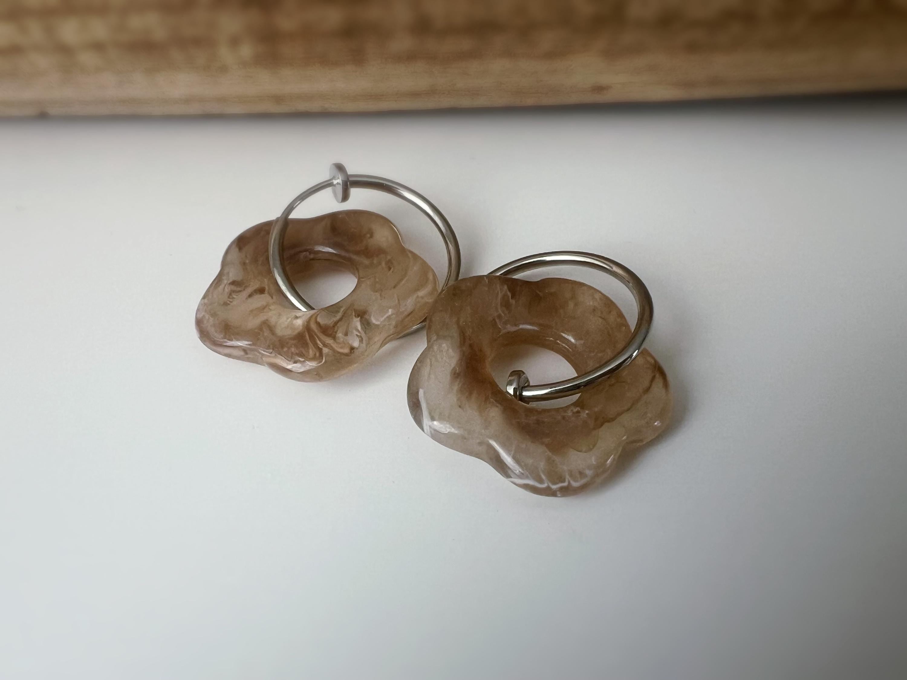 Boucles d’oreilles clip légères et fleuries, au charme rétro en résine marbrée. Un bijou frais chic et sans perçage – craquez sans hésiter !