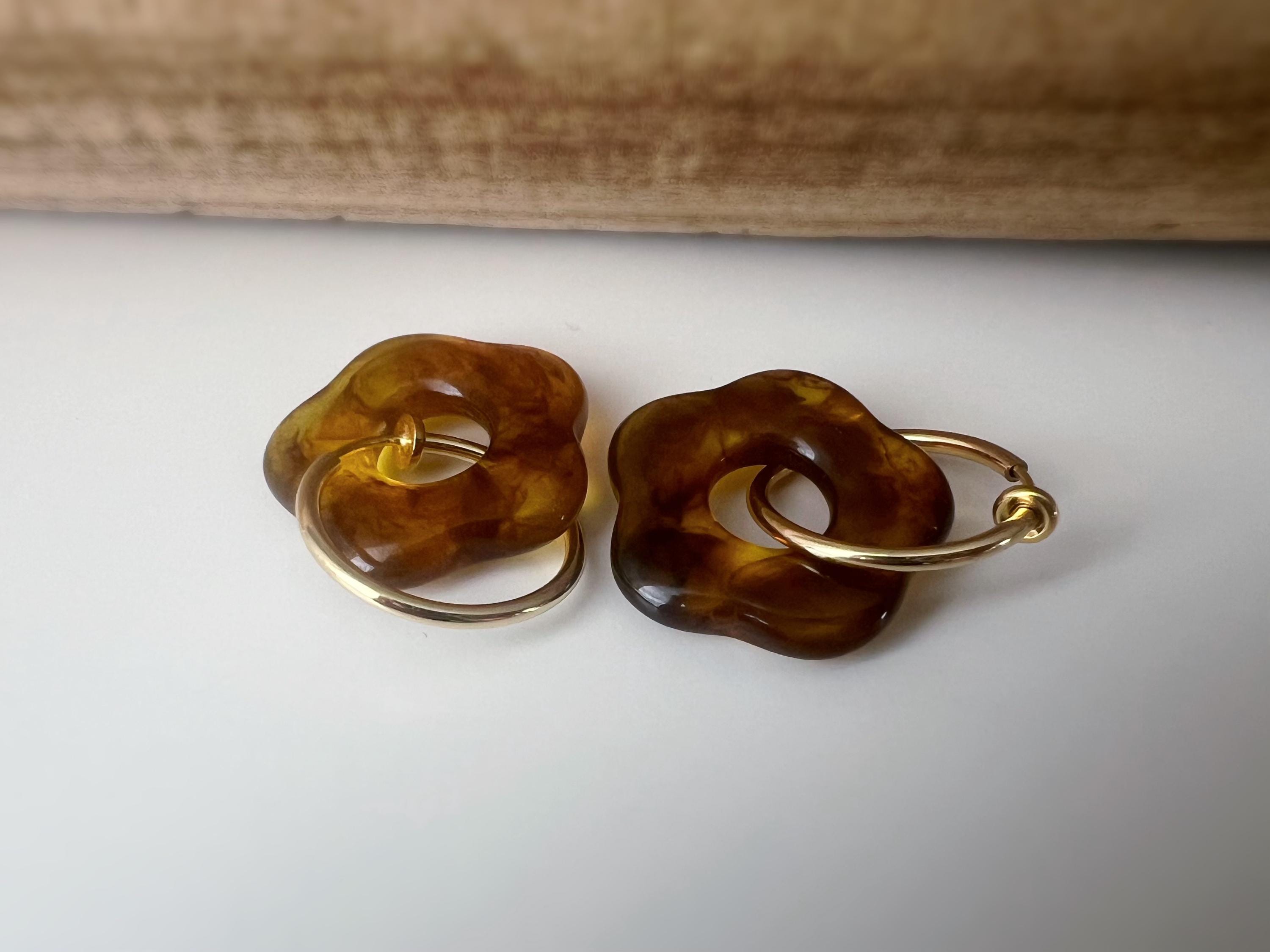 Boucles d’oreilles clip légères et fleuries, au charme rétro en résine marbrée Blanc / Marron. Un bijou frais chic et sans perçage