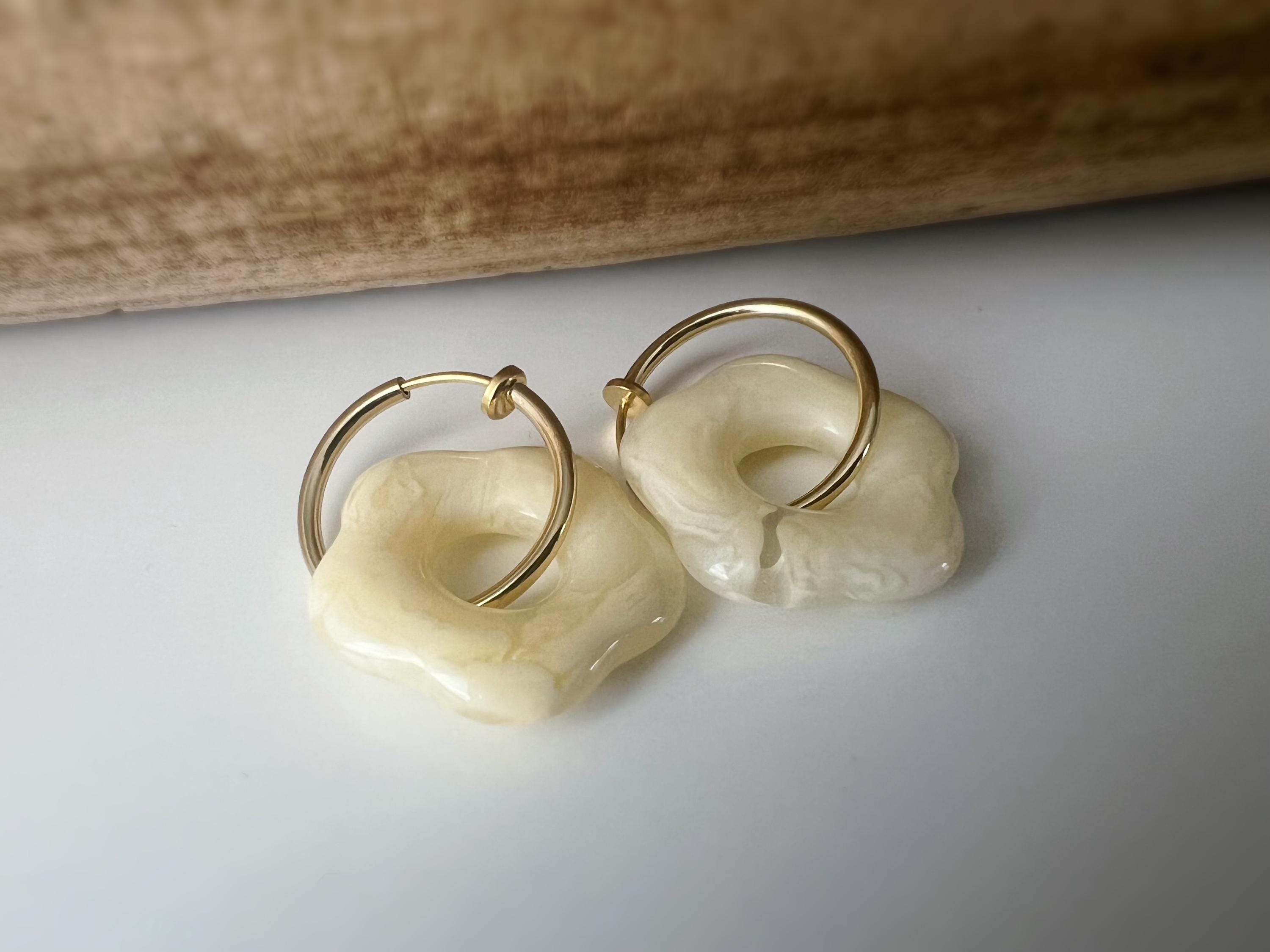 Boucles d’oreilles clip légères et fleuries, au charme rétro en résine marbrée Blanc / Marron. Un bijou frais chic et sans perçage
