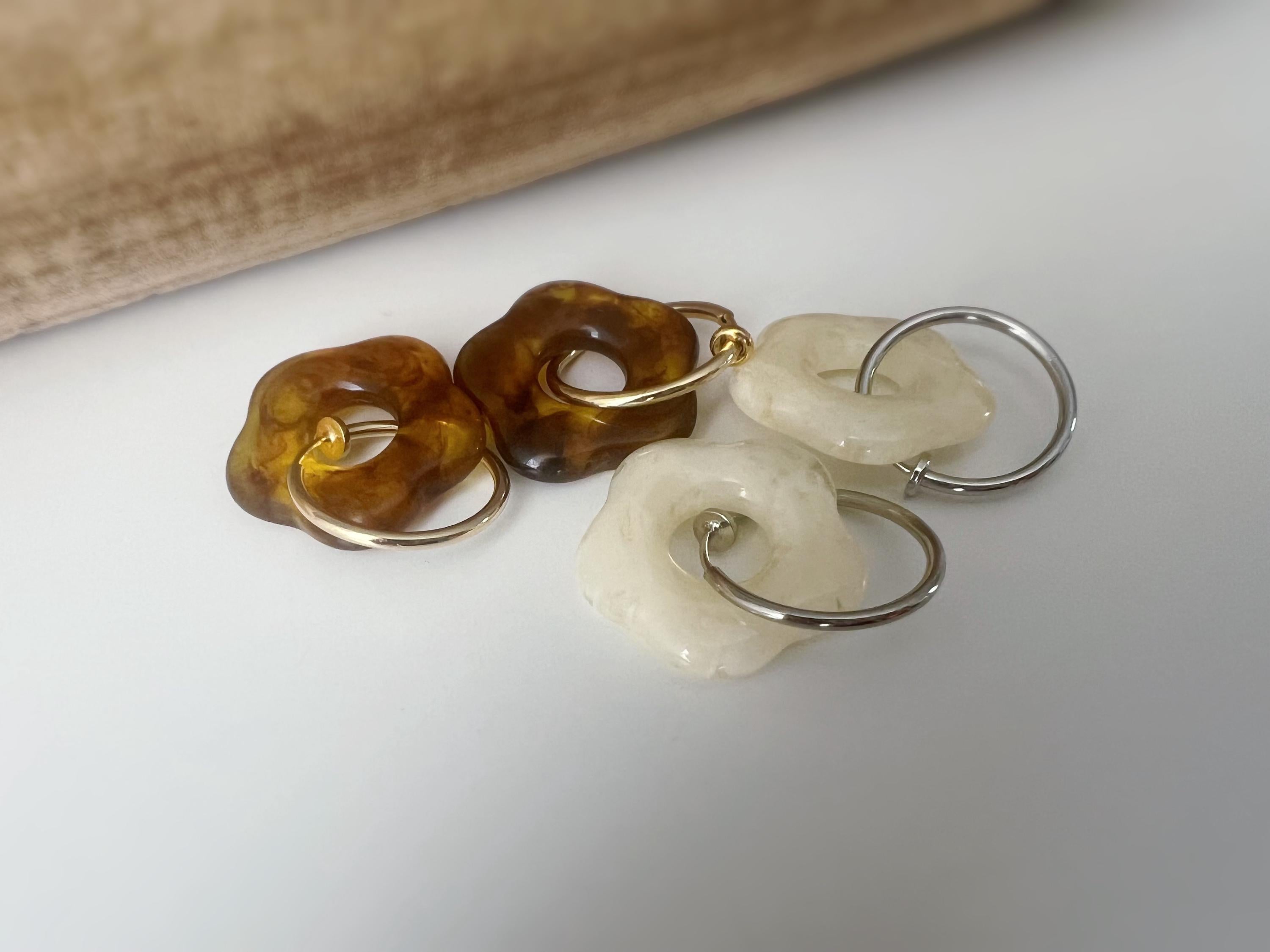 Boucles d’oreilles clip légères et fleuries, au charme rétro en résine marbrée Blanc / Marron. Un bijou frais chic et sans perçage