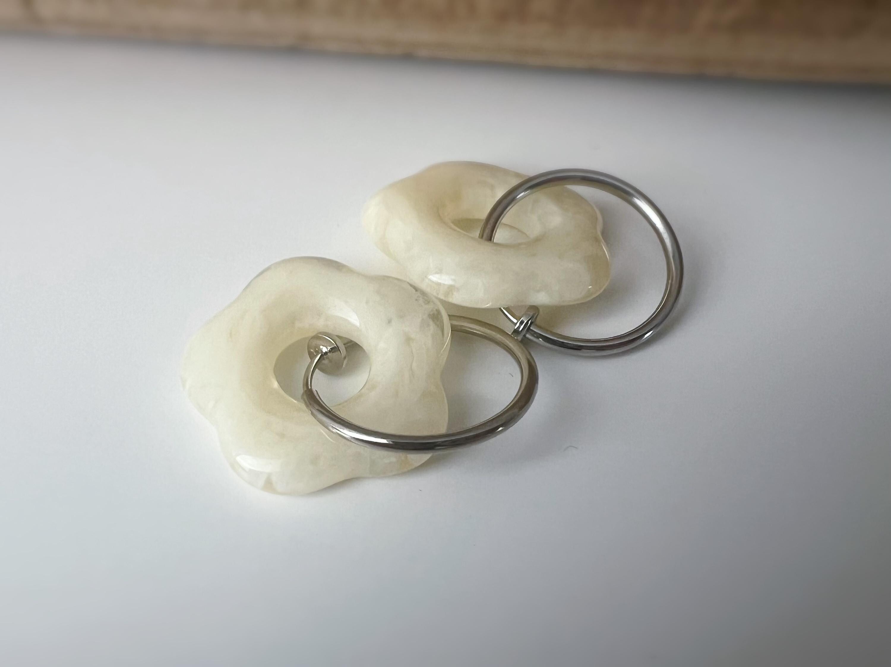 Boucles d’oreilles clip légères et fleuries, au charme rétro en résine marbrée Blanc / Marron. Un bijou frais chic et sans perçage