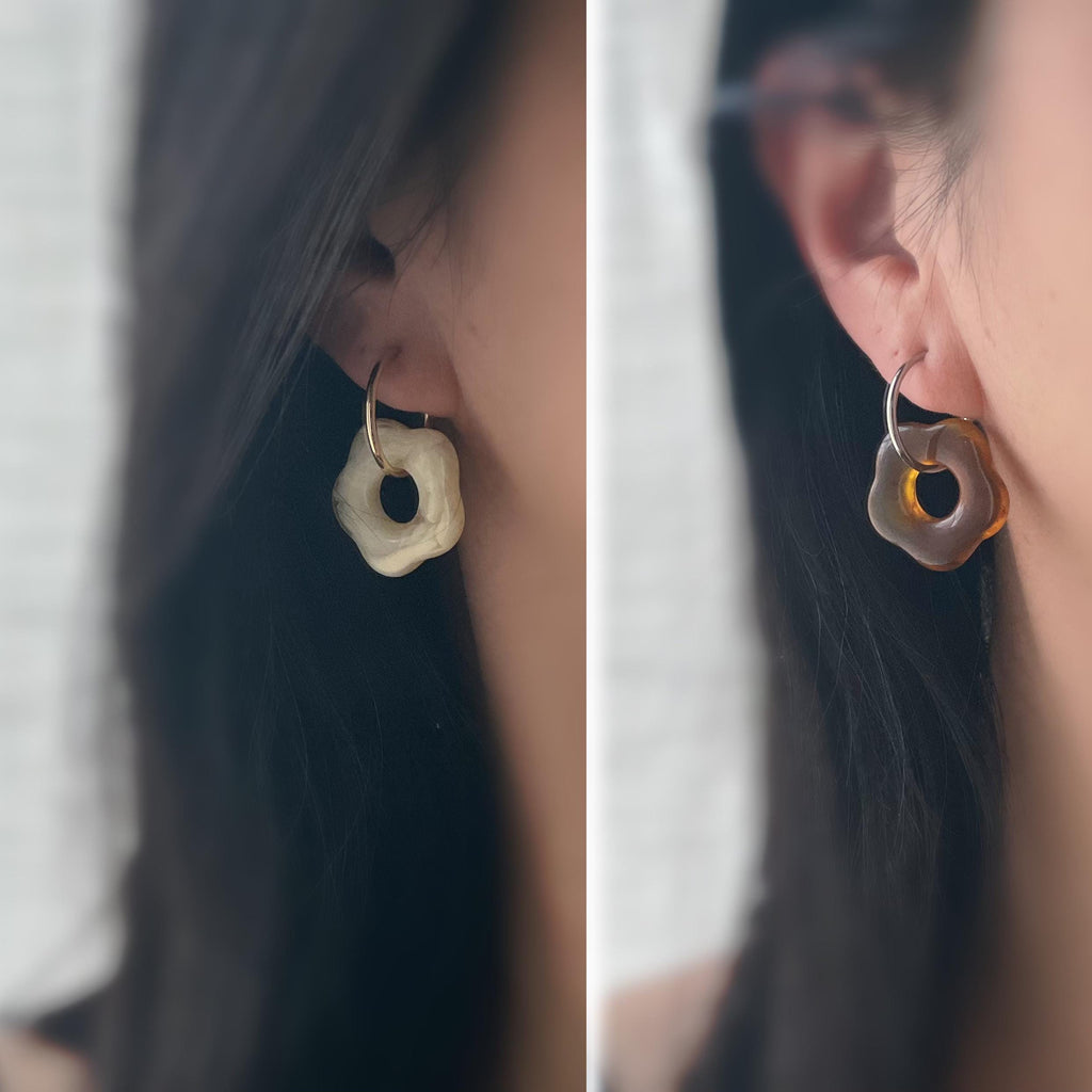 Boucles d’oreilles clip légères et fleuries, au charme rétro en résine marbrée Blanc / Marron. Un bijou frais chic et sans perçage